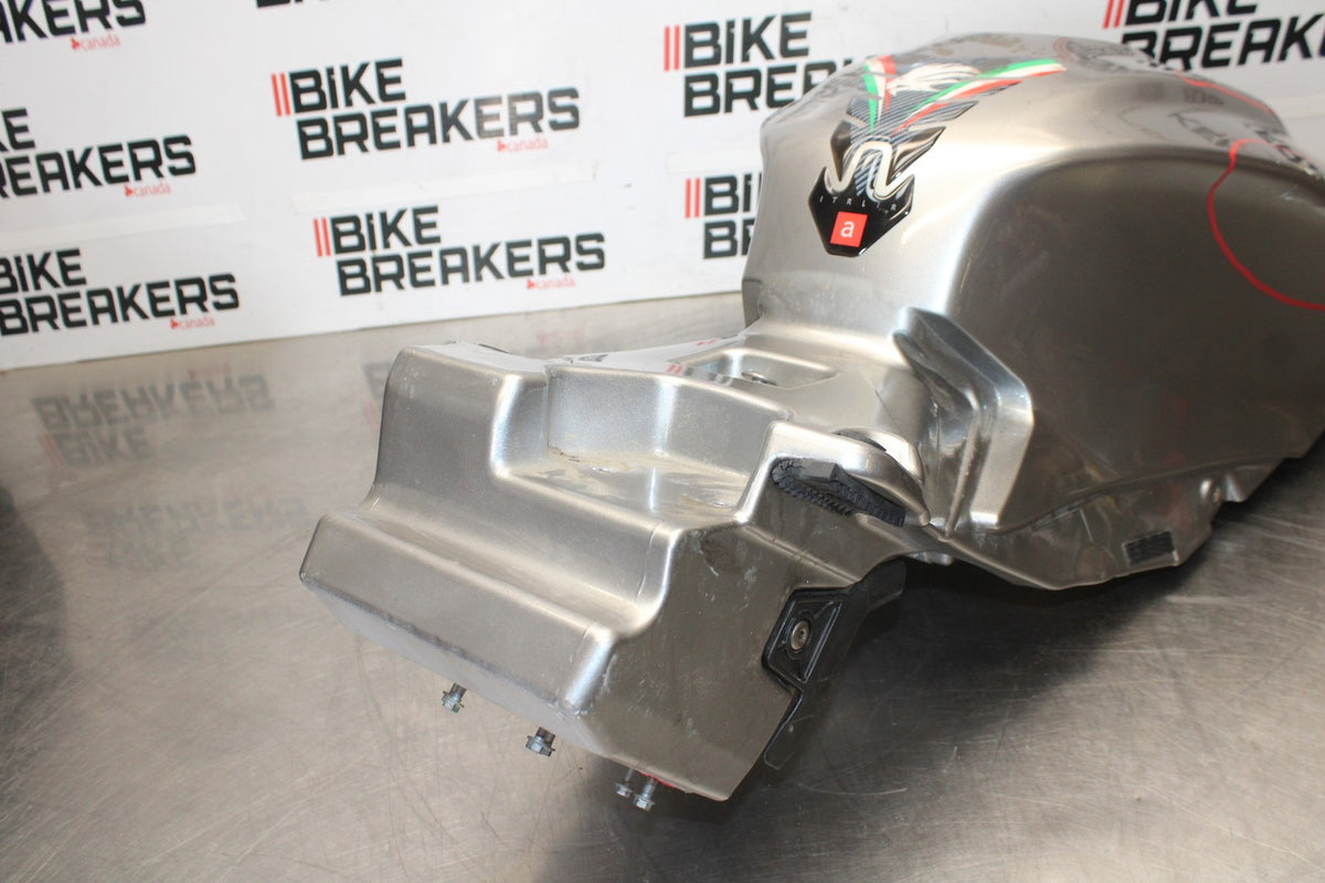 16 APRILIA TUONO V4 1100 GAS TANK FUEL CELL PETROL RESERVOIR BB905