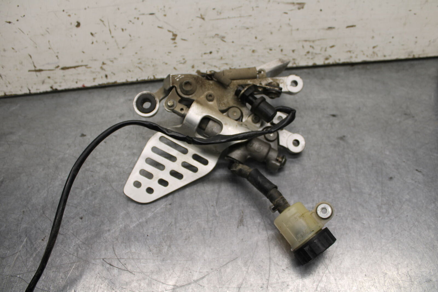 06-07 YAMAHA YZF R6 RIGHT REARSET REAR SET DRIVER FOOT PEG REST STOP BB742