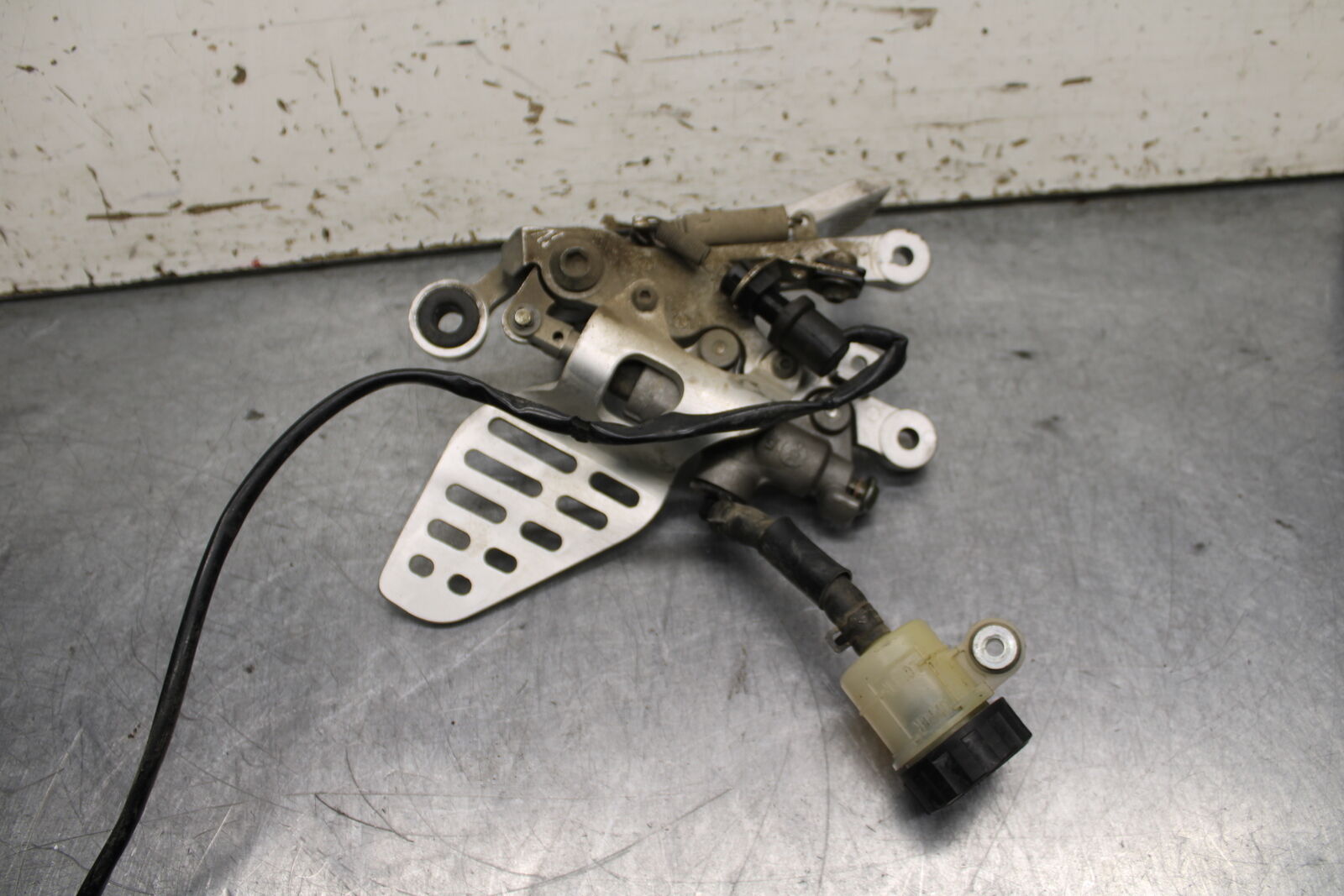 06-07 YAMAHA YZF R6 RIGHT REARSET REAR SET DRIVER FOOT PEG REST STOP BB742