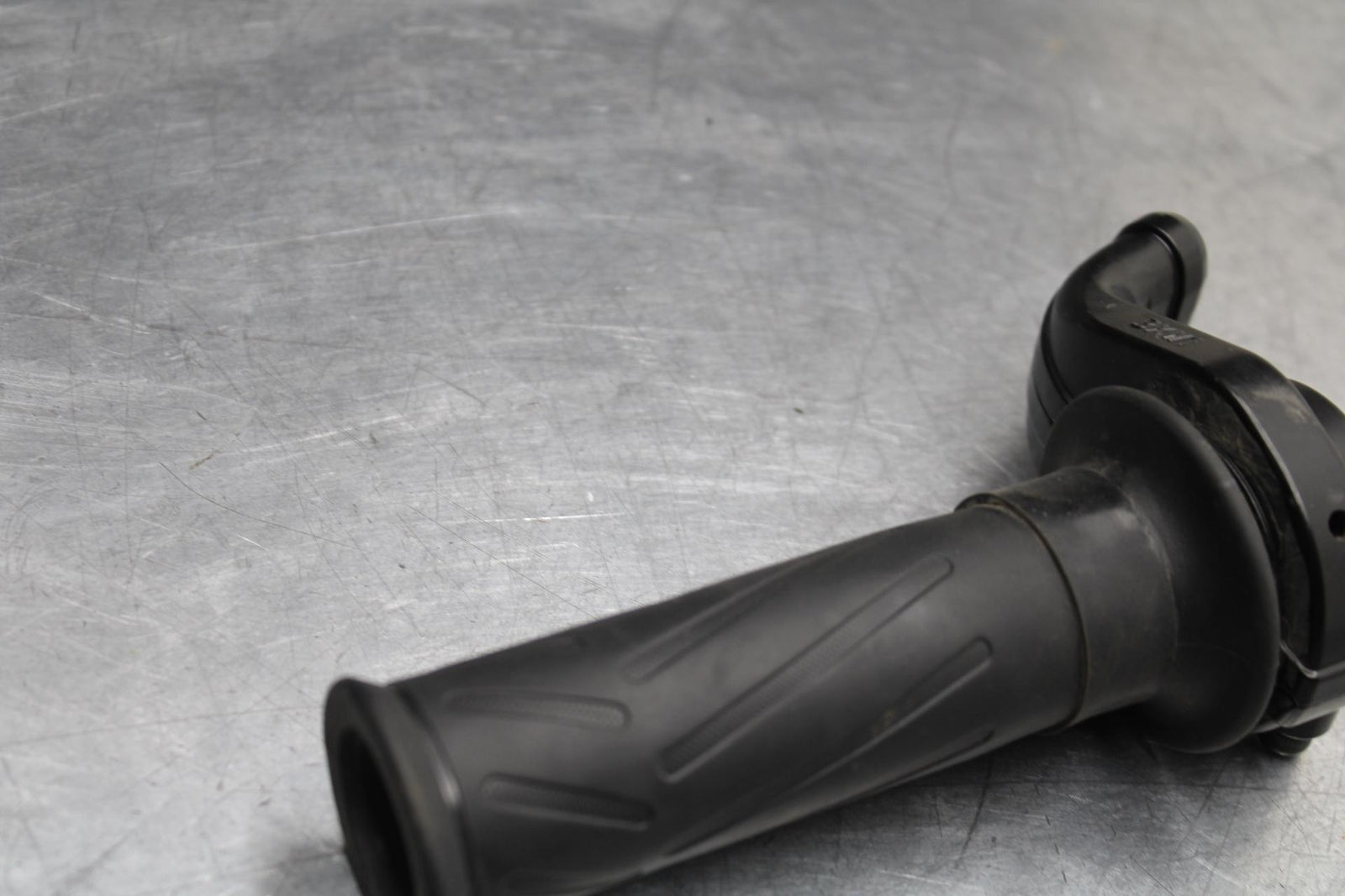 20-21 YAMAHA XSR900 RIGHT THROTTLE GRIP BB599