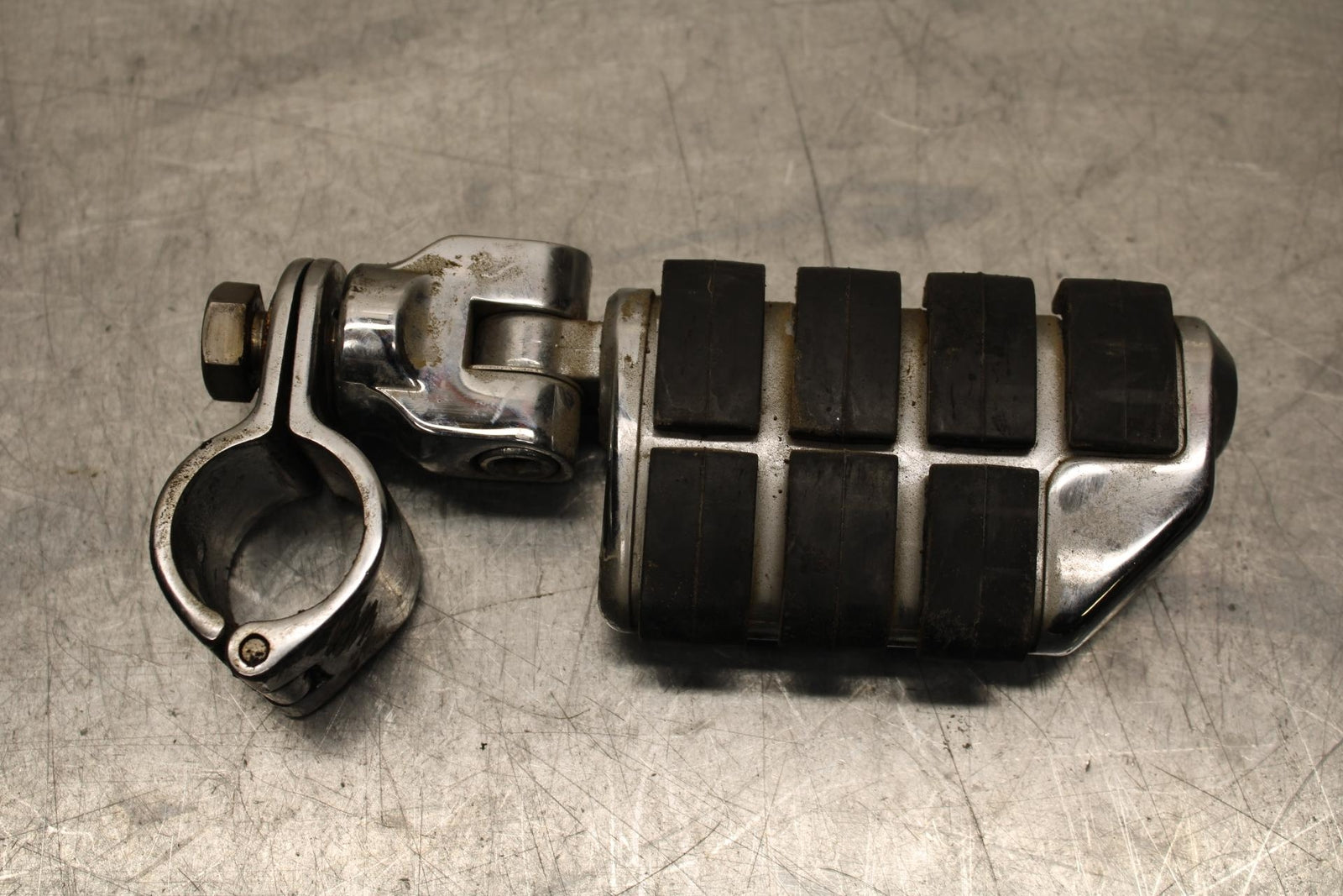 2005 Kawasaki Vulcan 1600 VN1600A Classic FRONT FOOT RESTS PEGS SET PAIR BB574