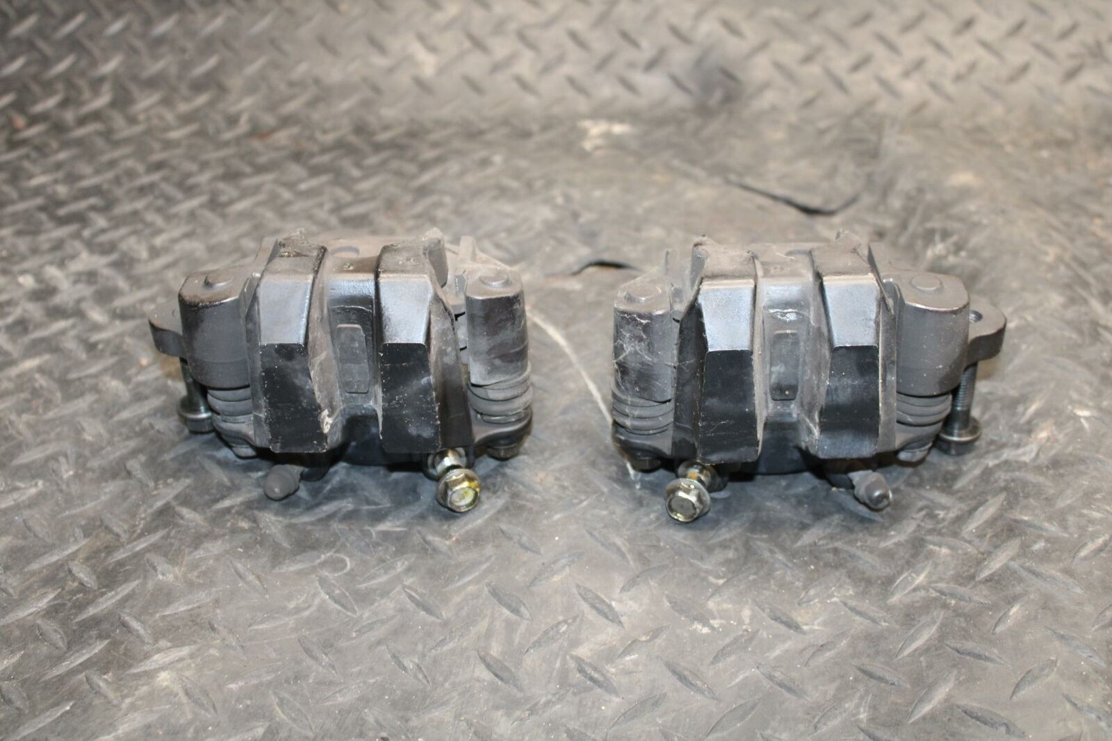 86 SUZUKI GS750ES RIGHT LEFT FRONT BRAKE CALIPER SET PAIR CALIPERS BB233