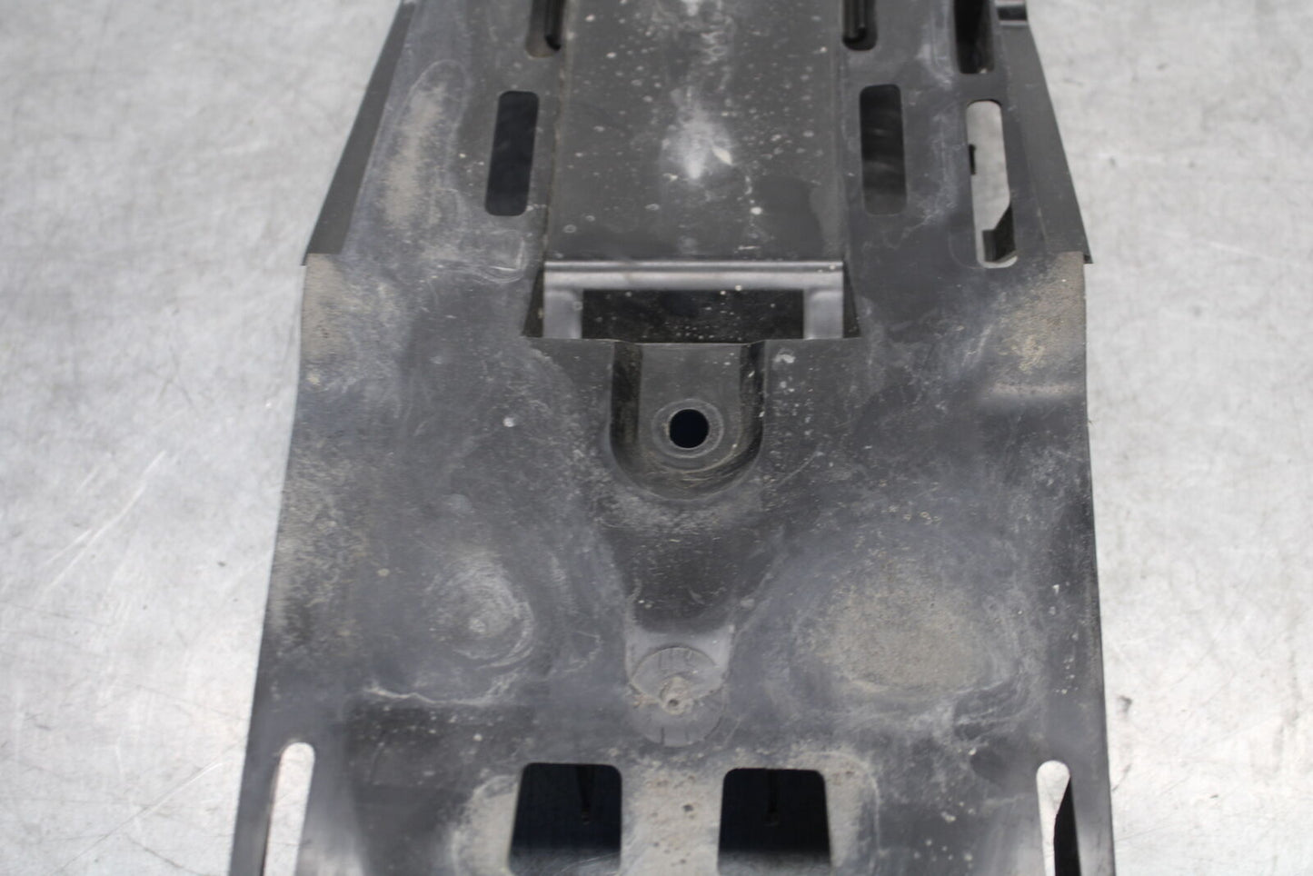 05-06 SUZUKI GSXR1000 REAR BACK TAIL UNDERTAIL BATTERY TRAY 63111-41G01 BB663