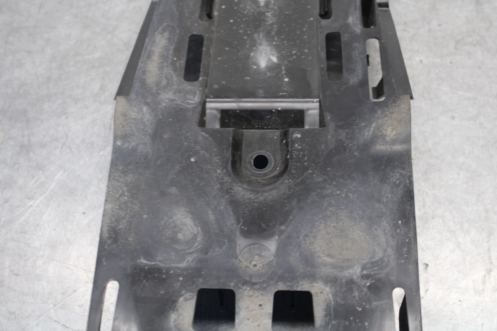 05-06 SUZUKI GSXR1000 REAR BACK TAIL UNDERTAIL BATTERY TRAY 63111-41G01 BB663