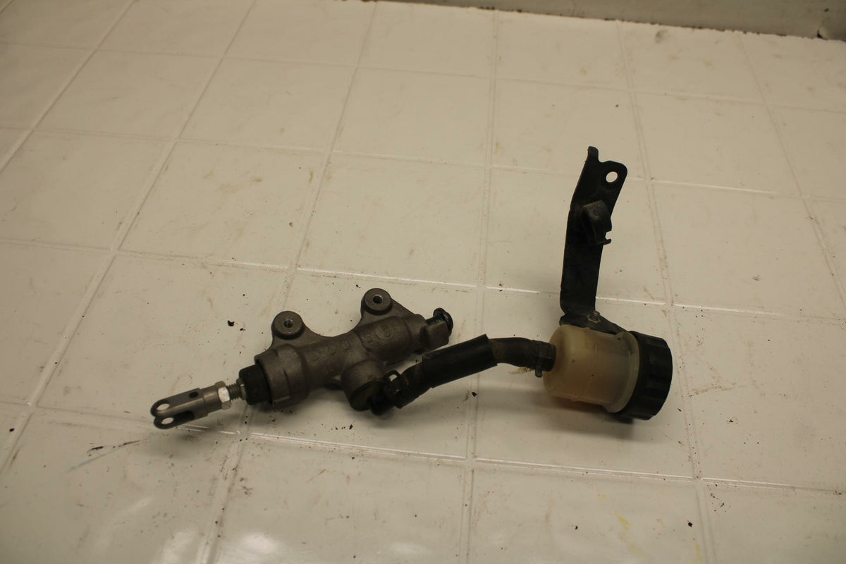 08-16 YAMAHA YZF R6 REAR BACK BRAKE MASTER CYLINDER W RESERVOIR BB406