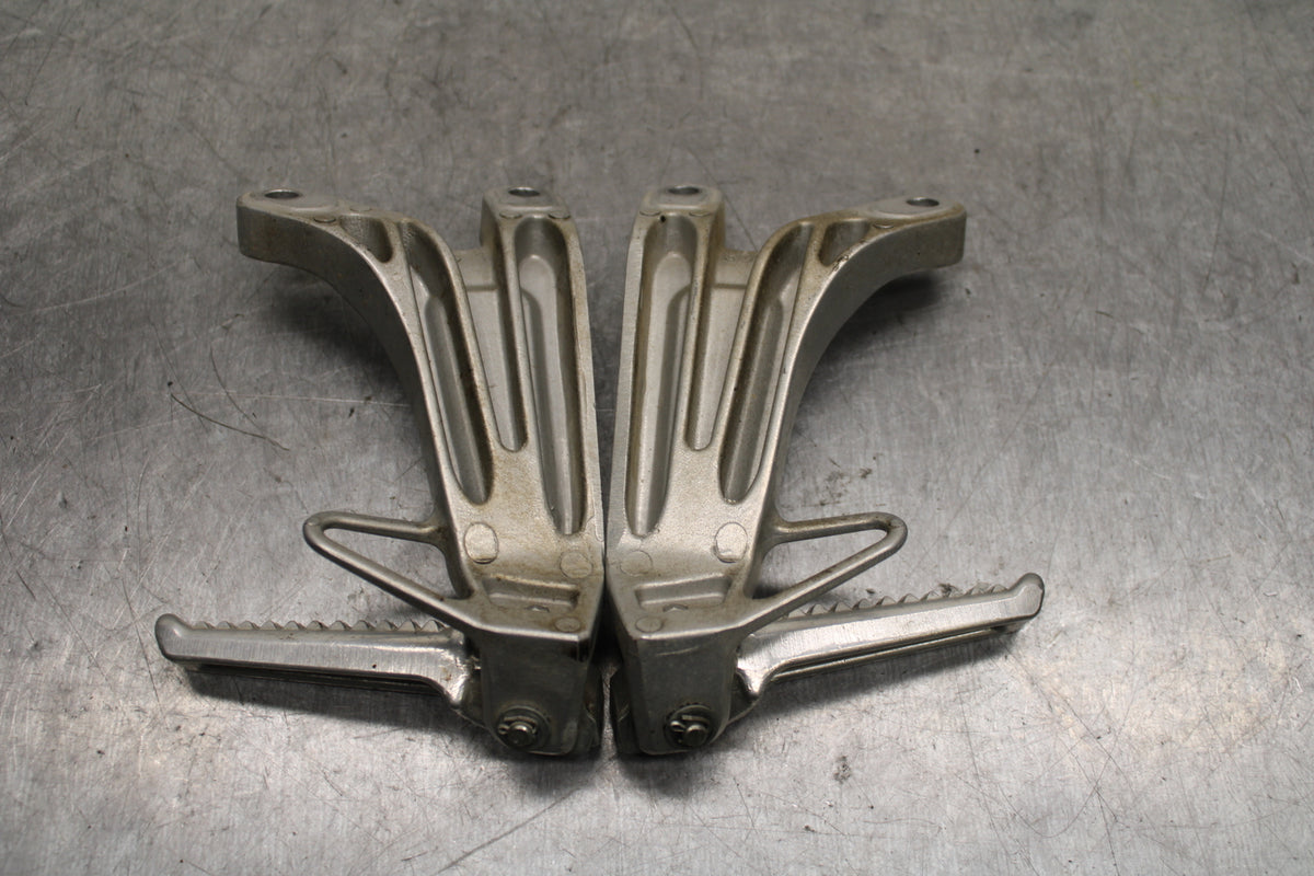 03-04 HONDA CBR600RR REAR BACK PASSENGER PEG SET PAIR BB122