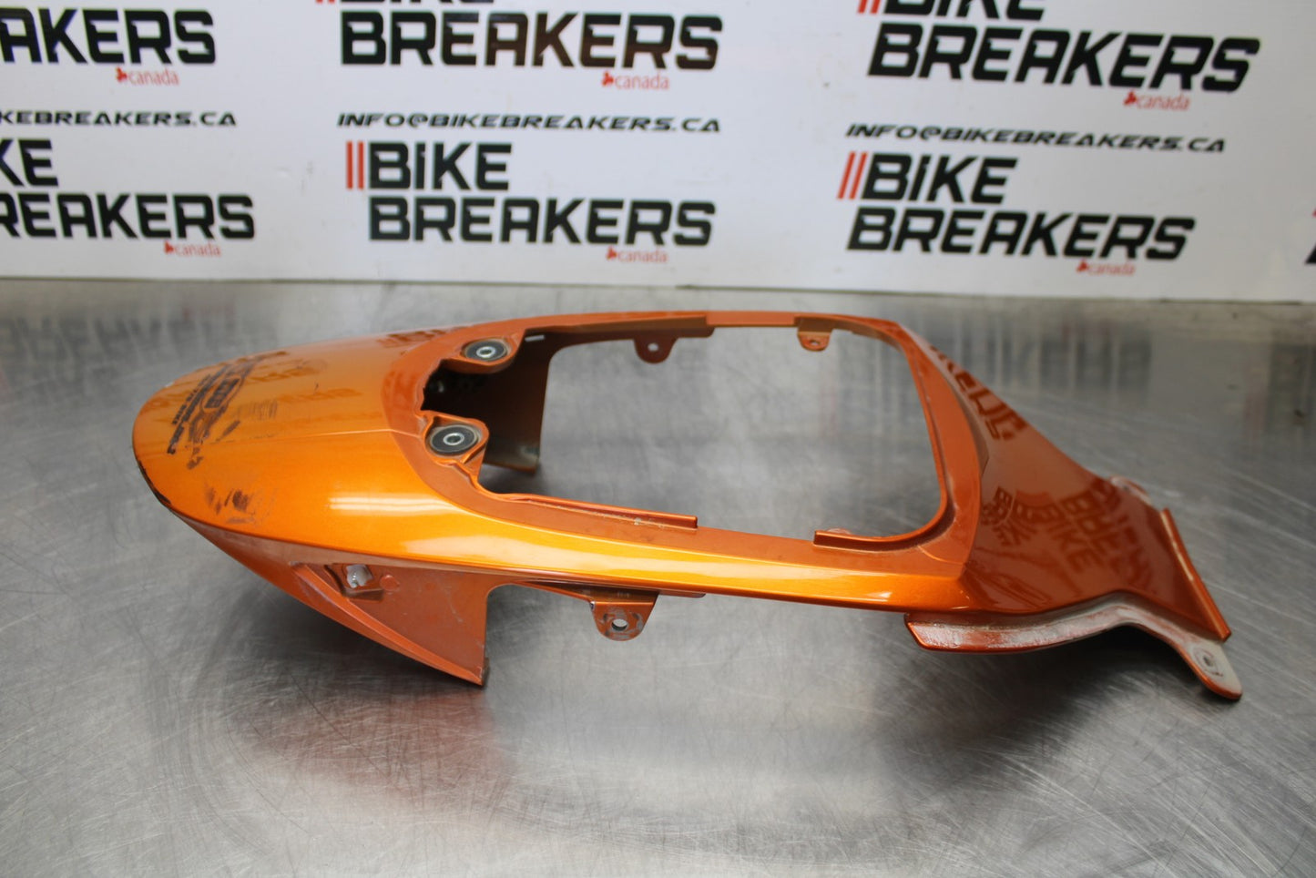 06-07 SUZUKI GSXR 600 CENTER REAR BACK TAIL FAIRING COWL BB178