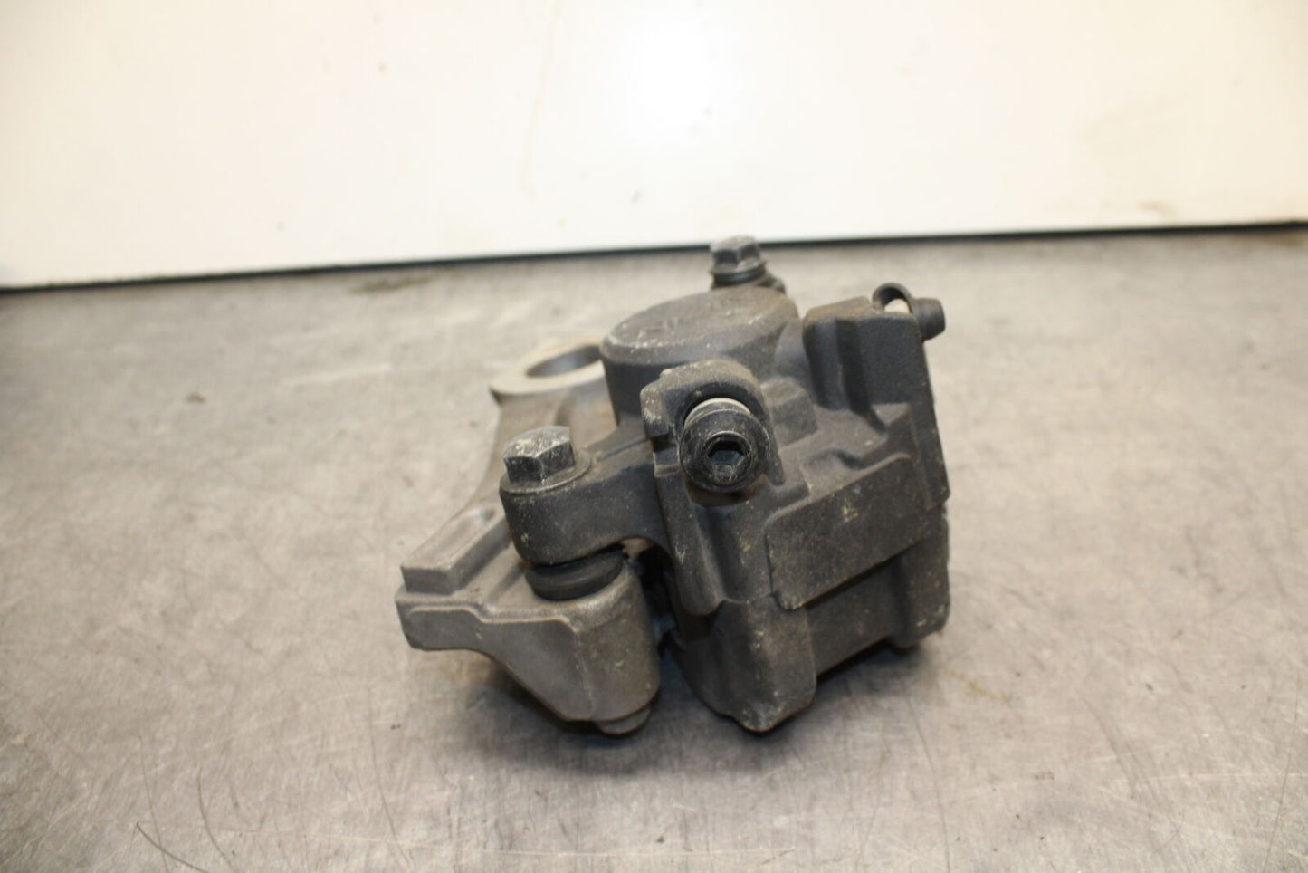09-14 YAMAHA YZF R1 REAR BACK BRAKE CALIPER W MOUNT BRACKET BB118