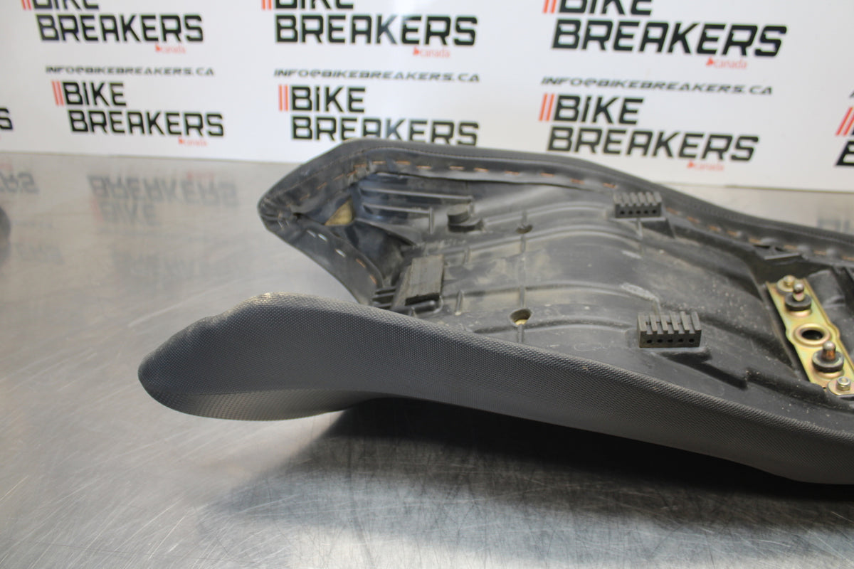 04-09 SUZUKI GS500F FRONT REAR SEAT SADDLE BB165