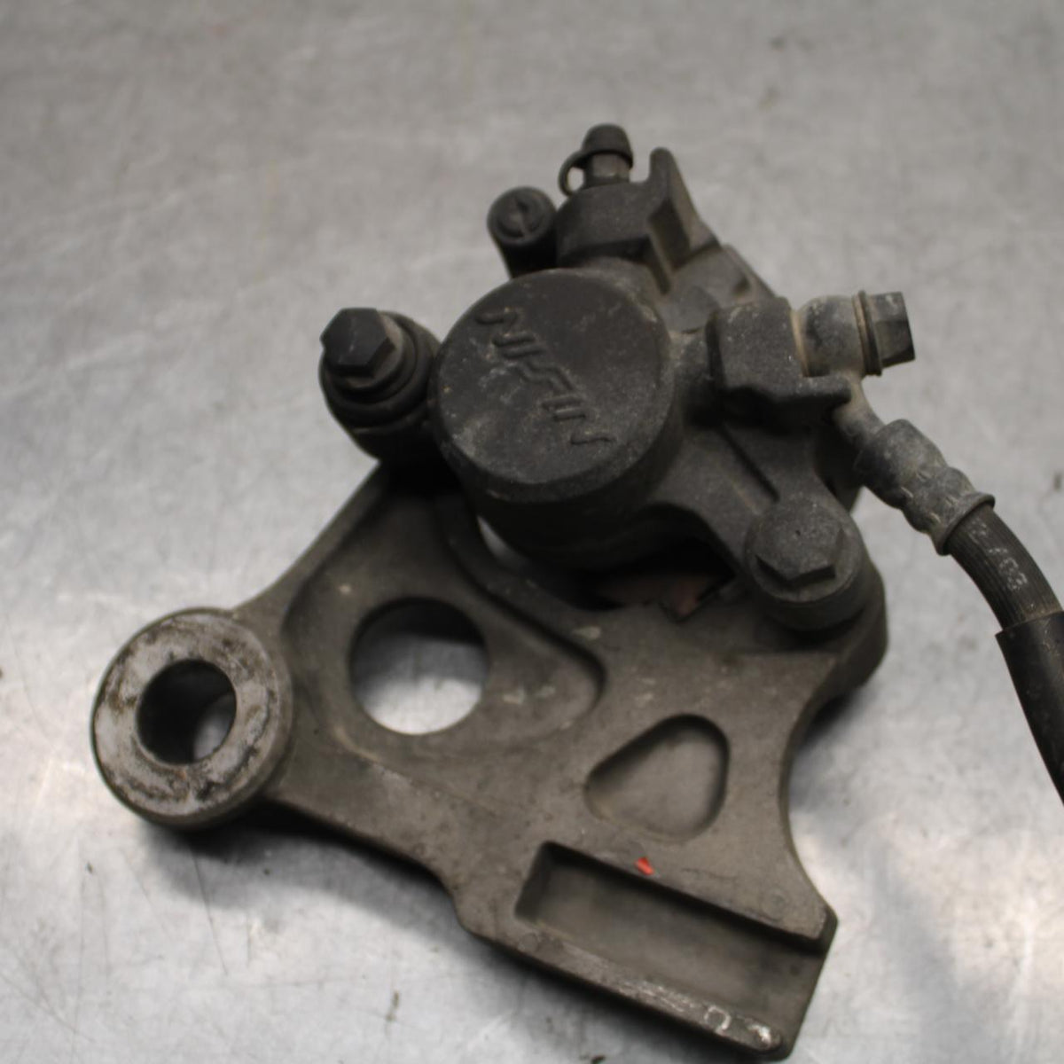 01-06 HONDA CBR600F4I REAR BRAKE CALIPER W MOUNT BRACKET 43150-MBW-006 BB644