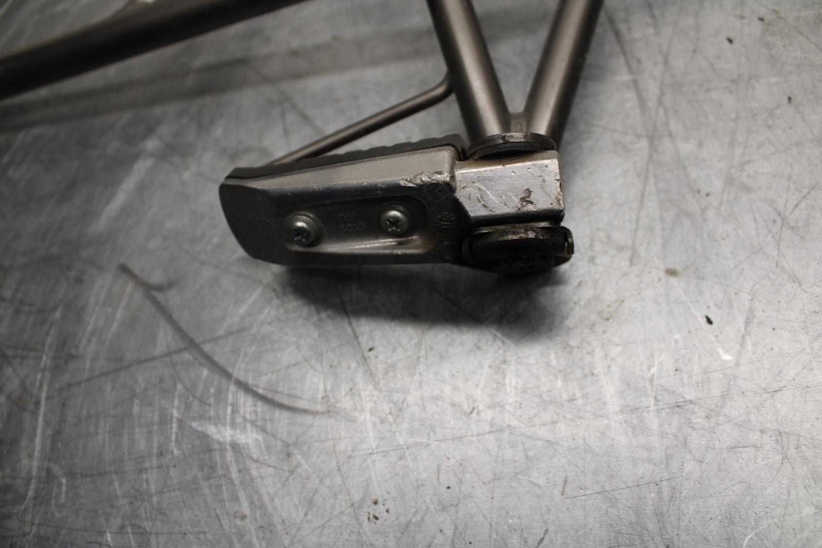 11-14 KAWASAKI VERSYS 650 LE 650C RIGHT REAR BACK PASSENGER PEG BB498