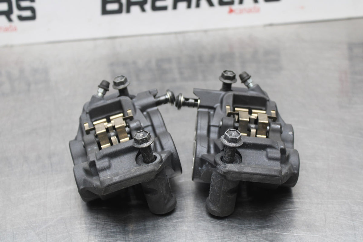 22-25 YAMAHA YZF R7 RIGHT LEFT FRONT BRAKE CALIPER SET PAIR CALIPERS BB769