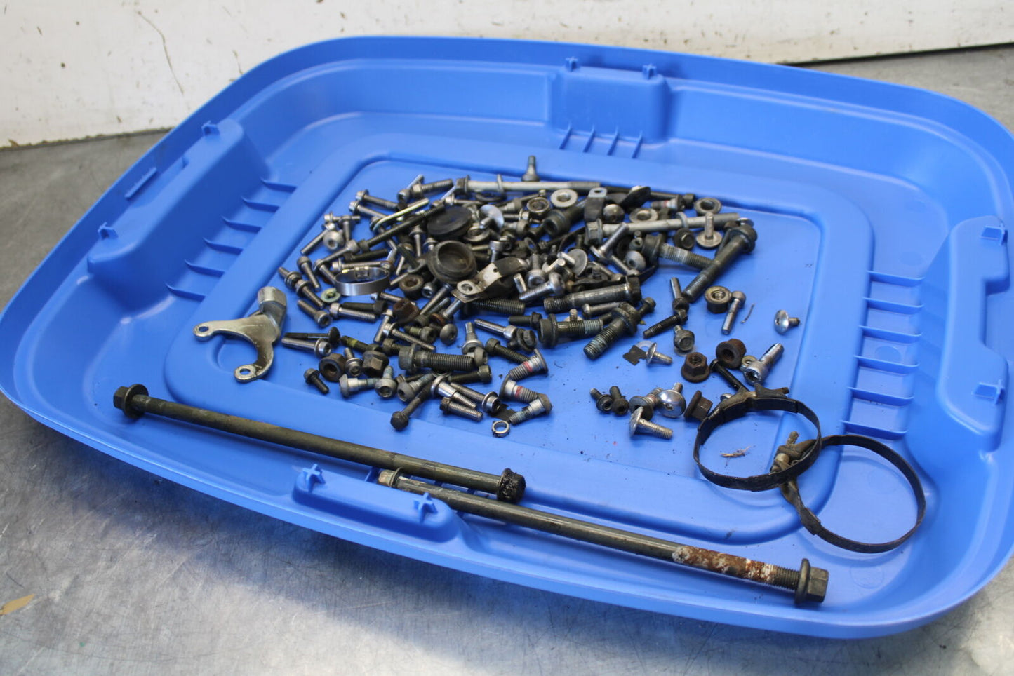 08-09 YAMAHA YZF R6S MOUNTING BOLTS HARDWARE MOTOR SCREWS BB690