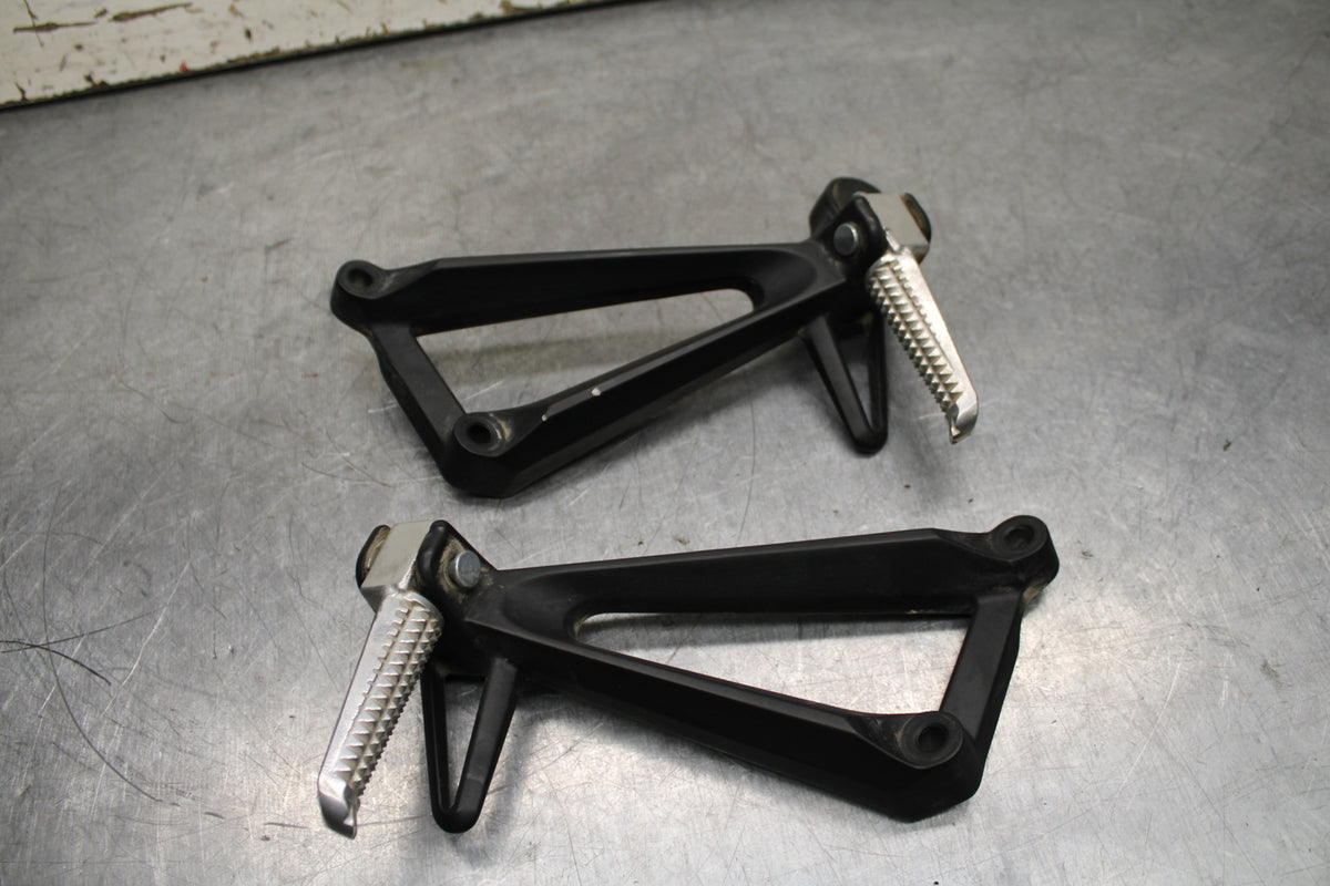 19-24 YAMAHA R3 REAR BACK PASSENGER PEG SET PAIR BB736