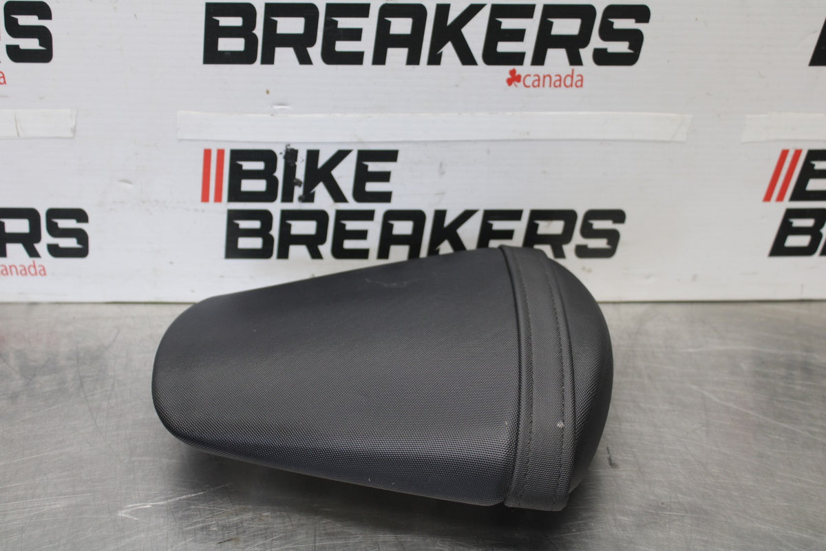 15-26 SUZUKI GSXR600 REAR BACK PASSENGER TANDEM SEAT PAD SADDLE PILLION BB888