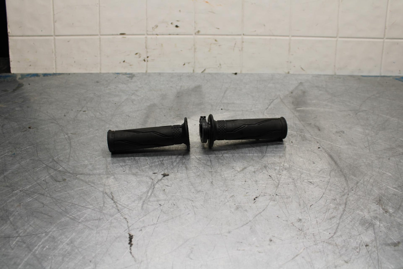 09-14 YAMAHA YZF R1 RIGHT LEFT CLIPON HANDLEBAR GRIPS GRIP PAIR SET BB448
