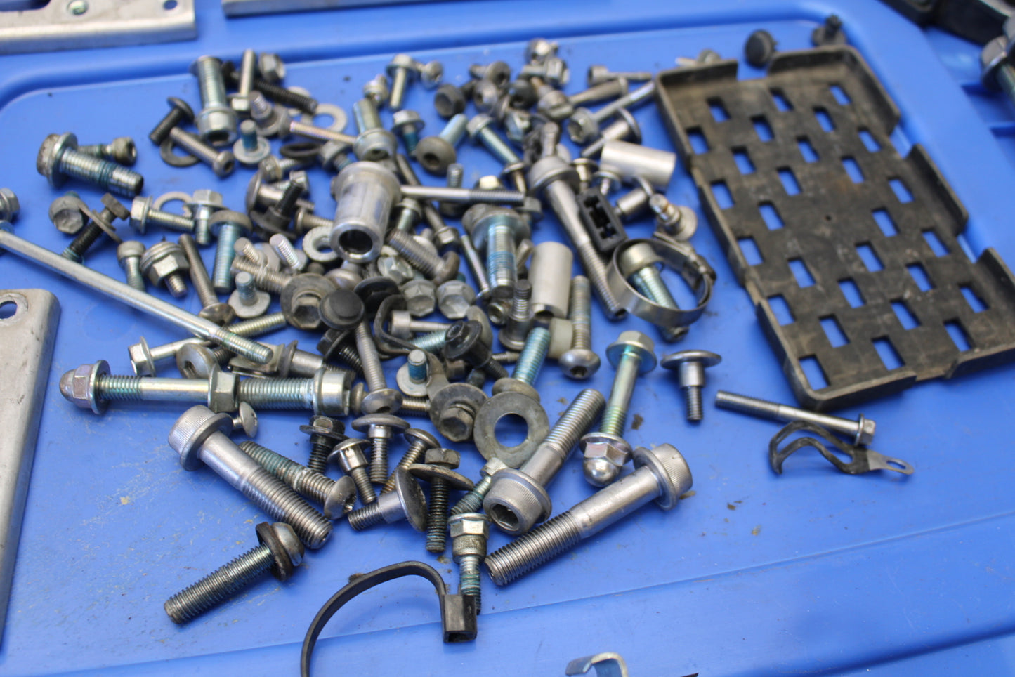 11 SUZUKI GSXR1000 MOUNTING BOLTS HARDWARE MOTOR SCREWS BB142