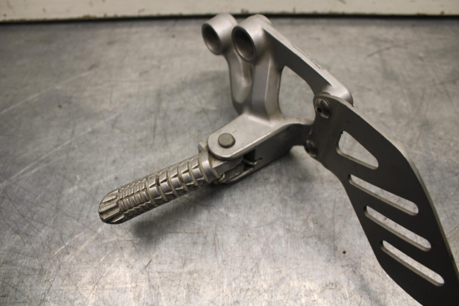 08-10 SUZUKI GSXR 600  LEFT REARSET REAR SET DRIVER FOOT PEG REST STOP BB92