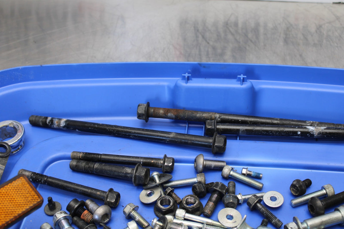 09 YAMAHA V STAR 950 MOUNTING BOLTS HARDWARE MOTOR SCREWS BB172