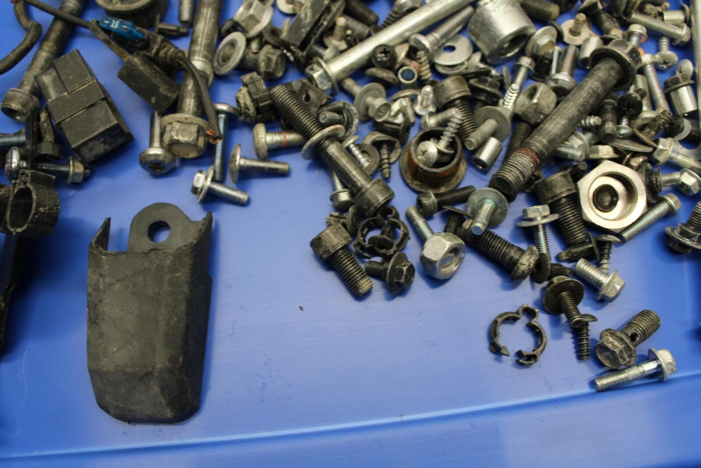 19 YAMAHA YZF R3 LEFTOVER BOLTS HARDWARE MOTOR SCREWS AND MISC. BB56