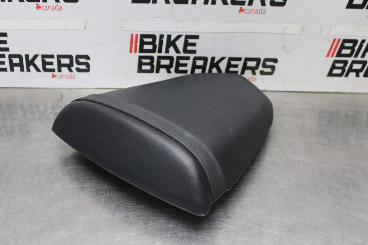 05 SUZUKI GSXR600 REAR BACK PASSENGER TANDEM SEAT PAD SADDLE PILLION BB329