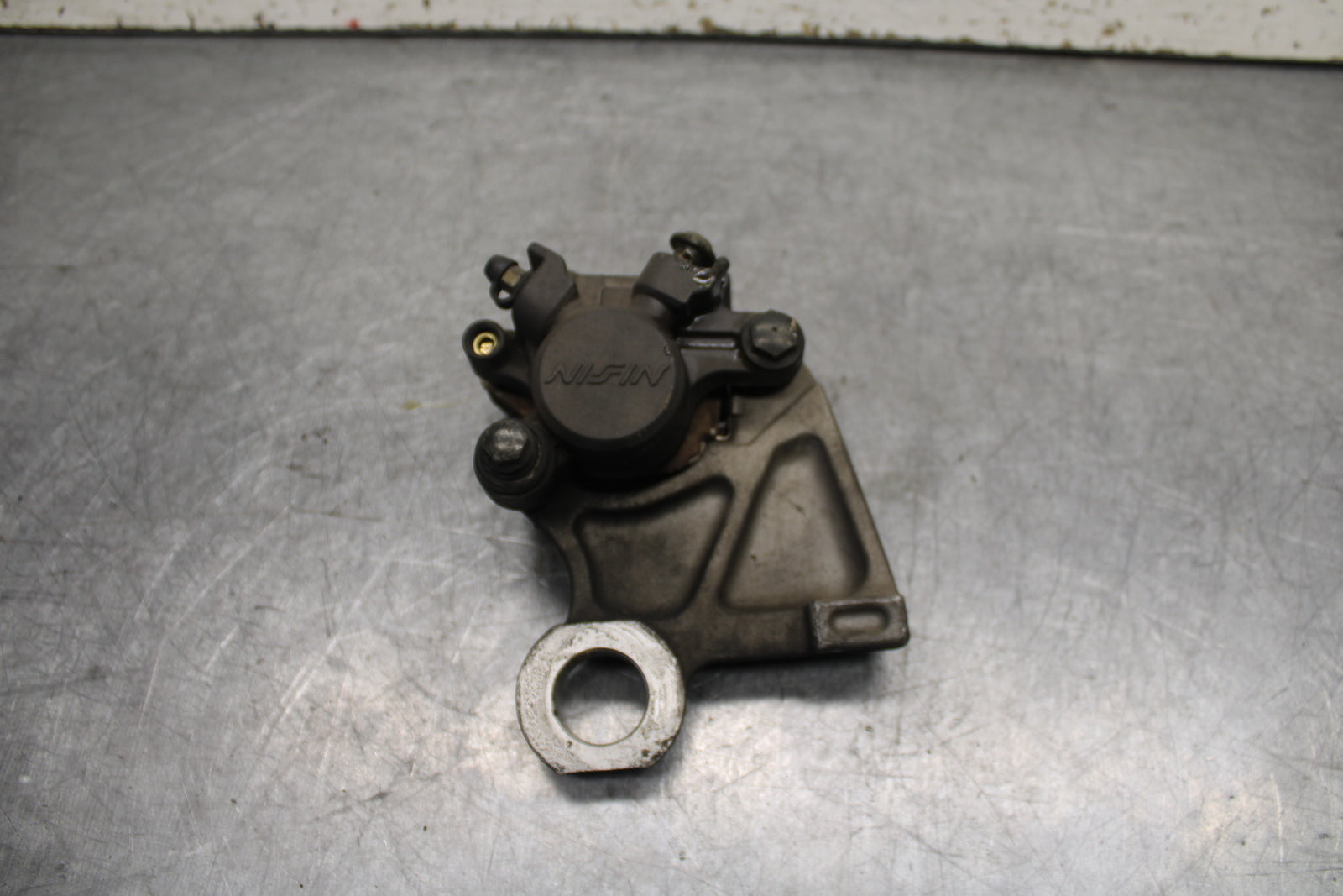 06 YAMAHA YZF R6 REAR BACK BRAKE CALIPER W MOUNT BRACKET BB716
