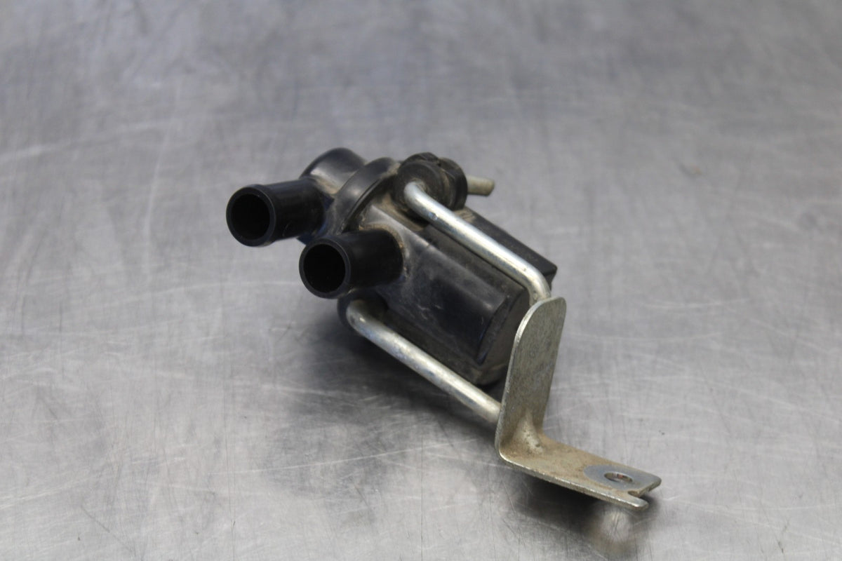 18 SUZUKI GSXR750 AIR VALVE SOLENOID TOP ENGINE SWITCH SENSOR BB891
