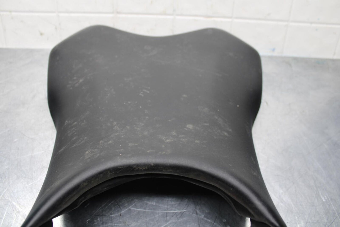 2007 Yamaha YZF R6 FRONT DRIVERS SEAT PAD SADDLE PILLION 2C0-24710-00-00 BB590