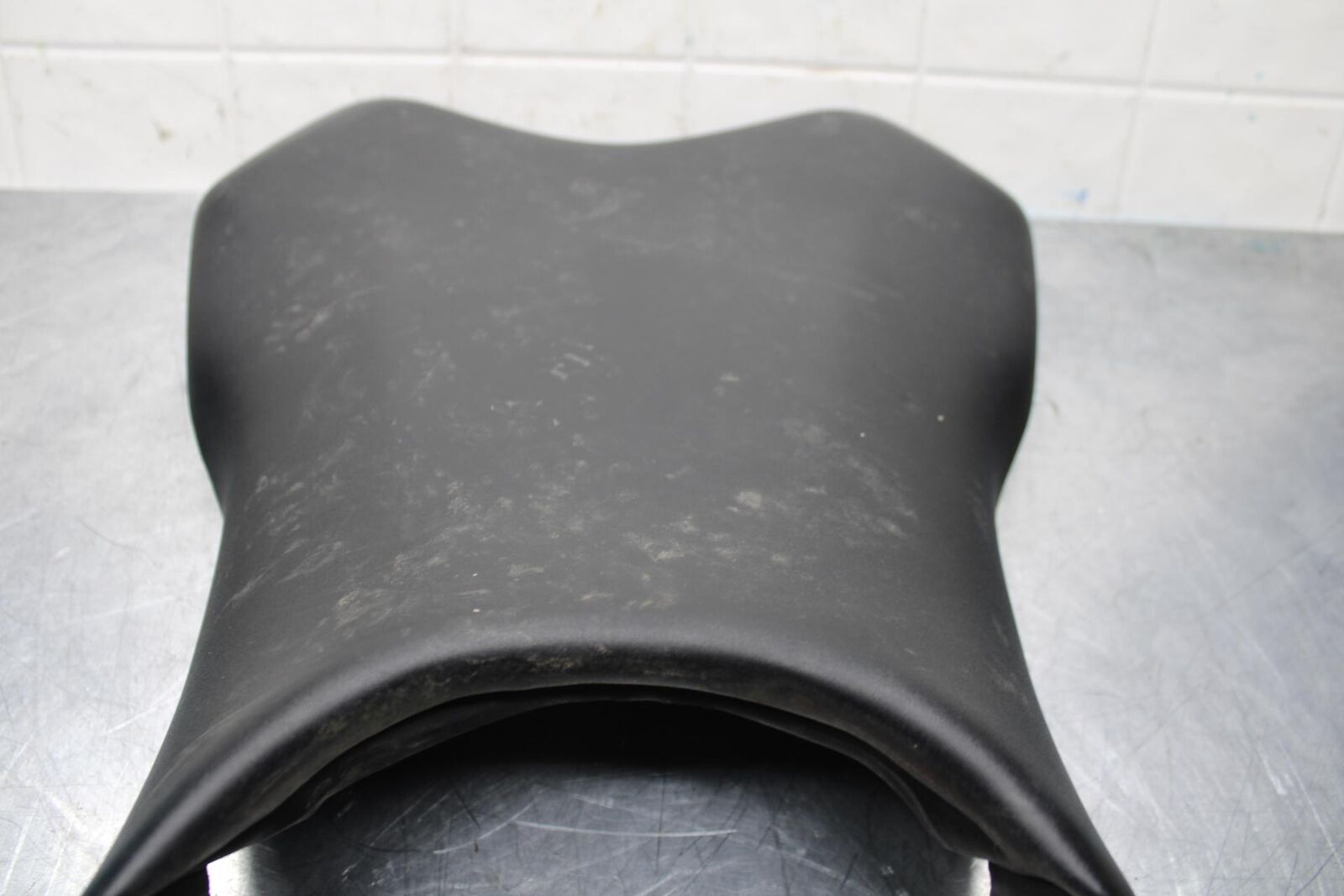 2007 Yamaha YZF R6 FRONT DRIVERS SEAT PAD SADDLE PILLION 2C0-24710-00-00 BB590