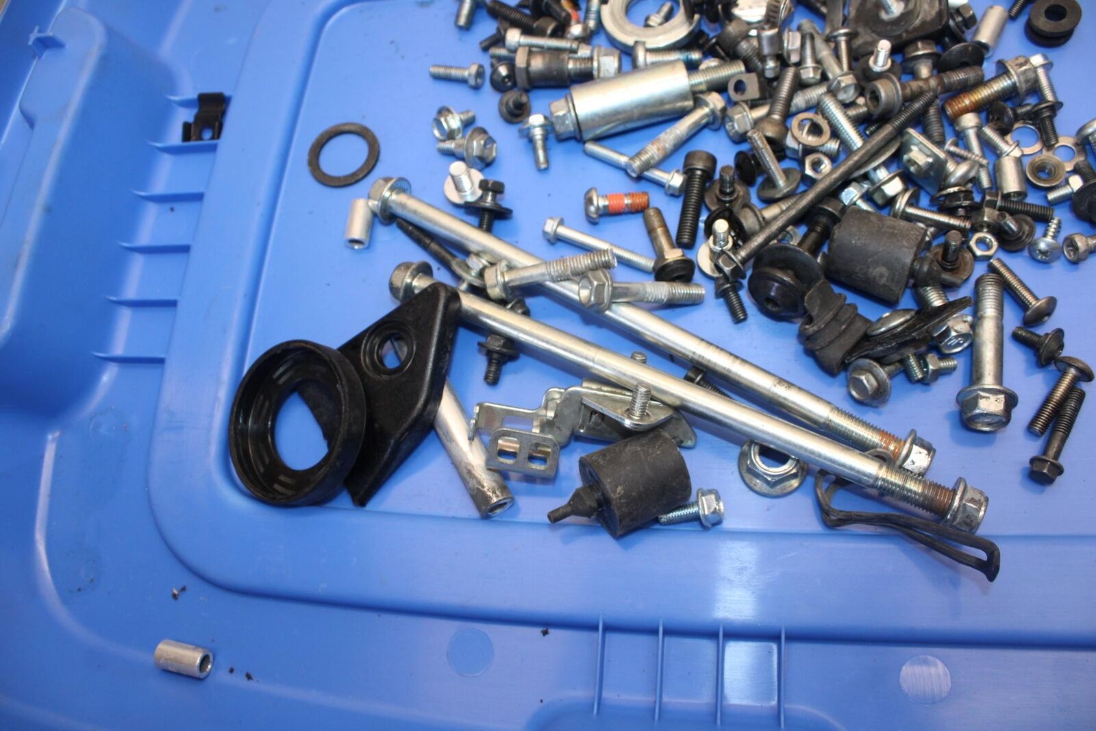 2017 Suzuki SV650 SV650AL7 ABS ENGINE LEFTOVER BOLTS HARDWARE MOTOR SCREWS BB512