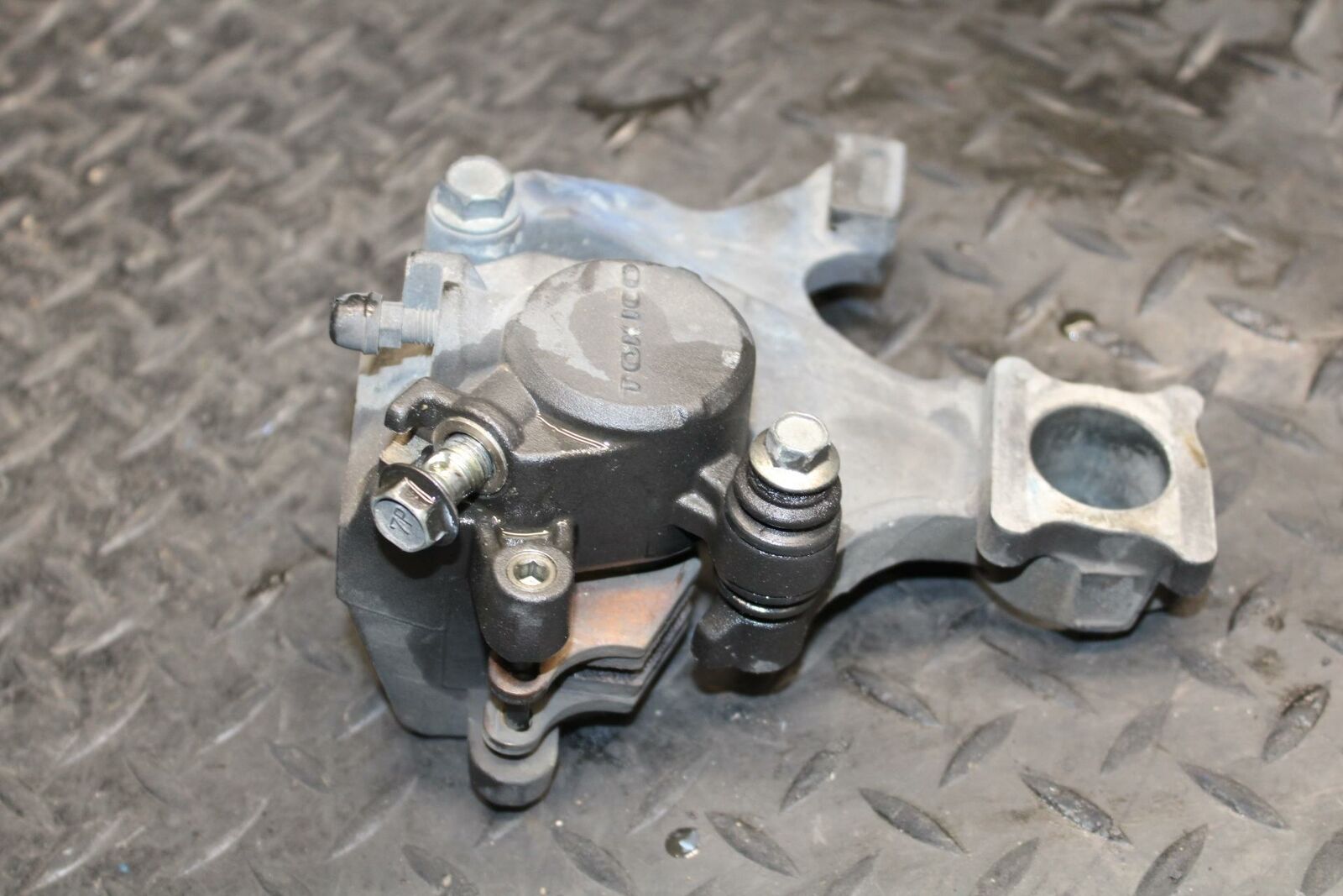 08-09 SUZUKI GSXR600 REAR BACK BRAKE CALIPER W MOUNT BRACKET BB204
