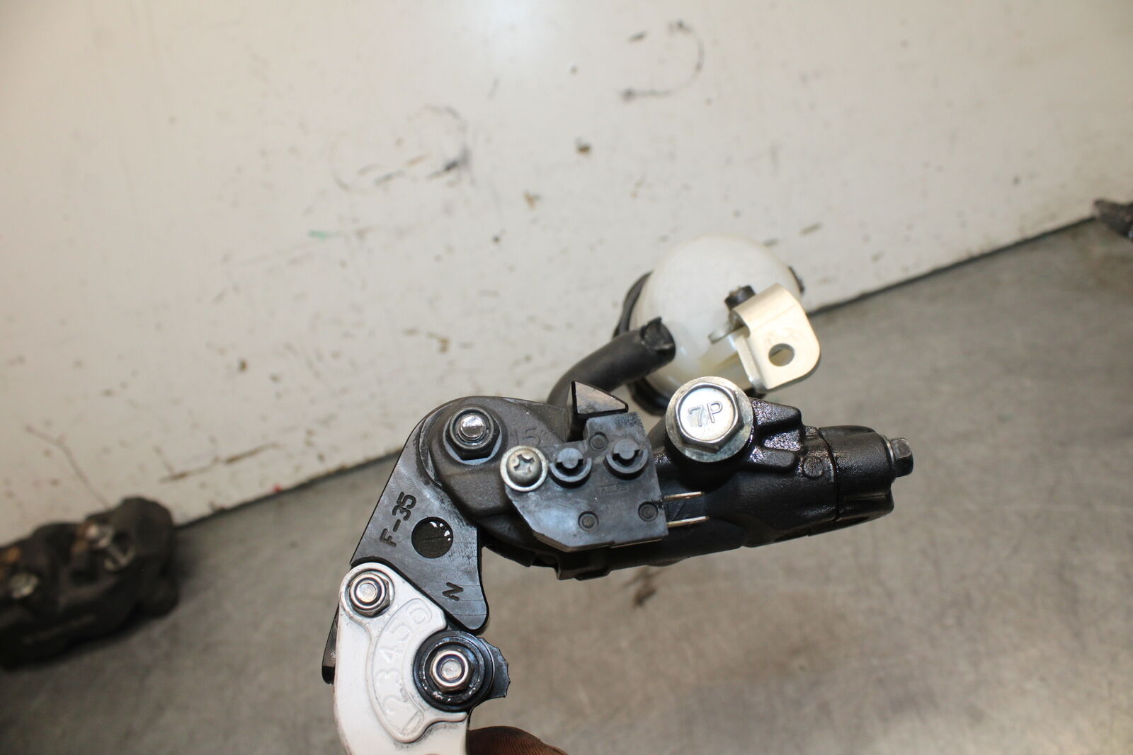08-09 SUZUKI GSXR600 FRONT BRAKE MASTER CYLINDER w/ LEVER BB728