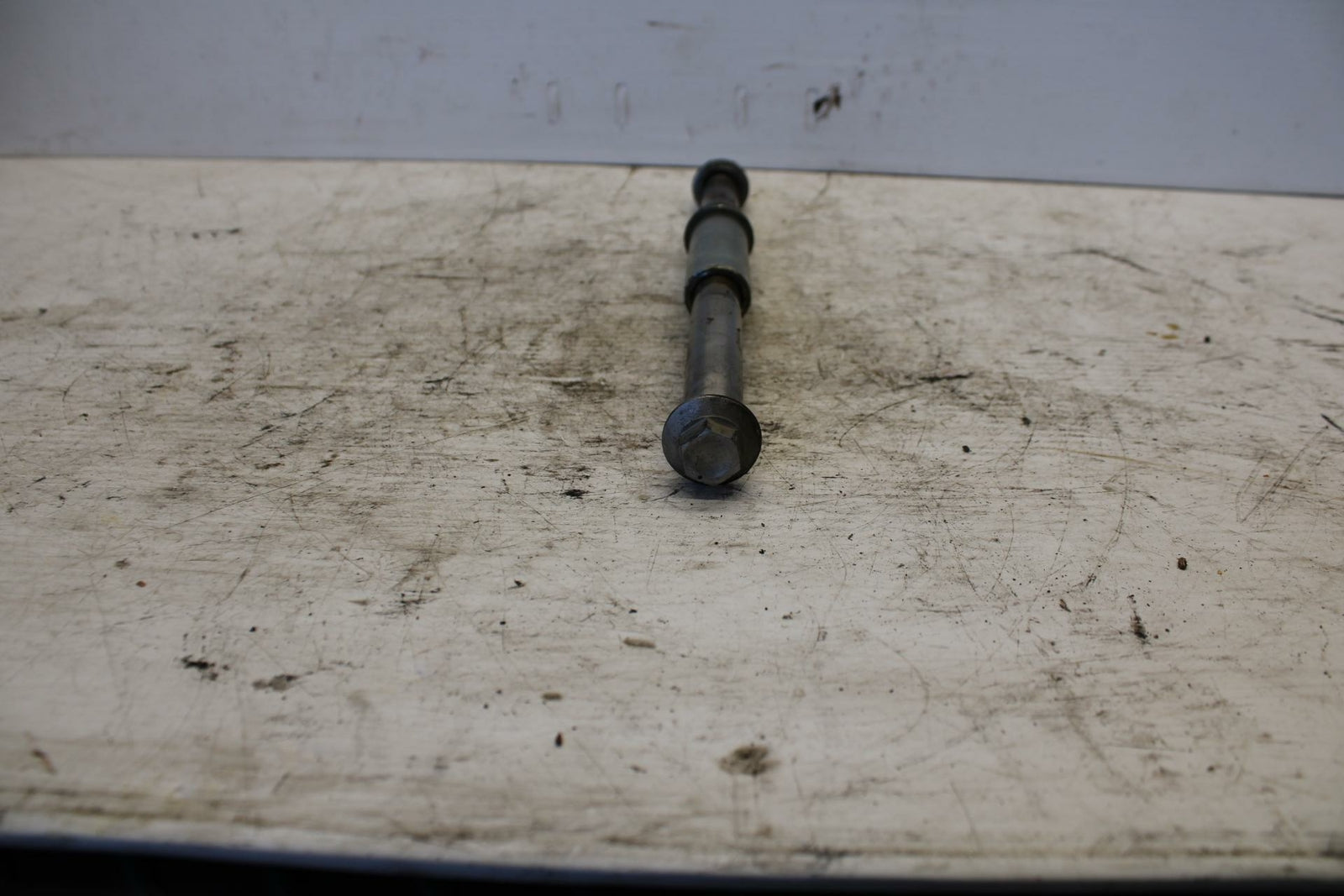 01 KAWASAKI VULCAN 1500 REAR AXLE BACK WHEEL RIM PIVOT BOLT AXEL BB301