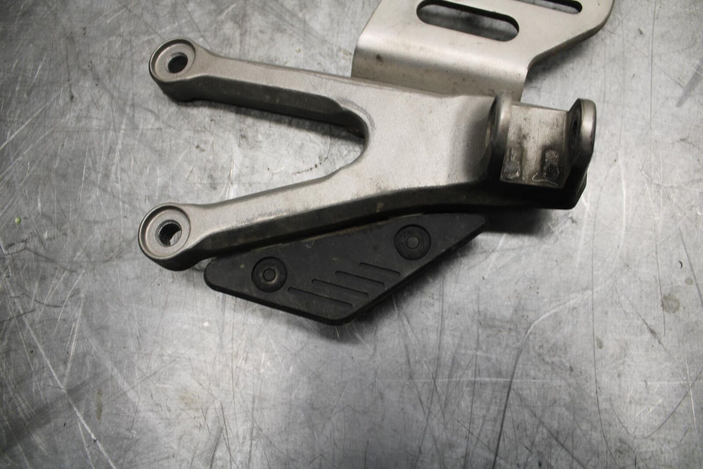 07 YAMAHA YZF R6 LEFT REARSET REAR SET DRIVER FOOT PEG BRACKET MOUNT BB495