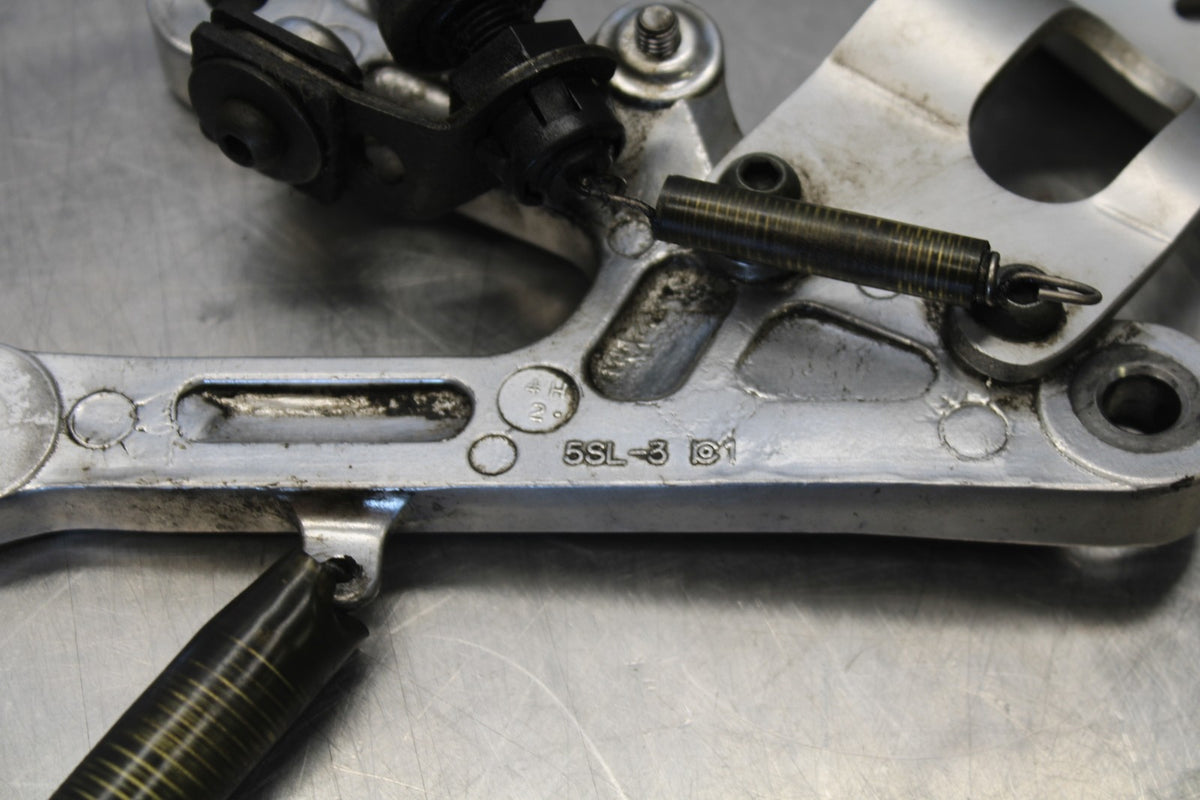 05 YAMAHA YZF R6 RIGHT REARSET REAR SET DRIVER FOOT PEG BRACKET MOUNT BB894