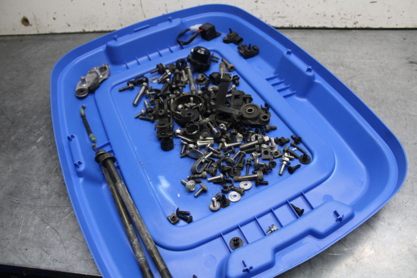 06 YAMAHA YZF R6 MOUNTING BOLTS HARDWARE MOTOR SCREWS BB716