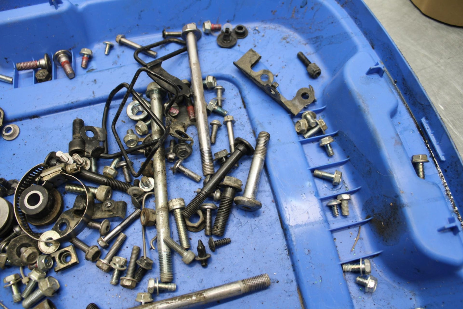 17 KAWASAKI VERSYS_X 300 LEFTOVER MOUNTING BOLTS HARDWARE MOTOR SCREWS BB504