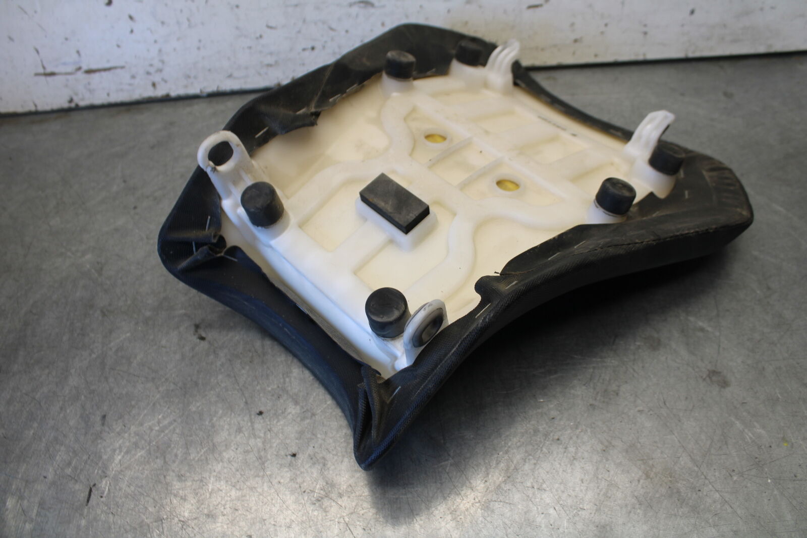 11-24 SUZUKI GSXR750 FRONT DRIVERS SEAT PAD SADDLE PILLION BB687