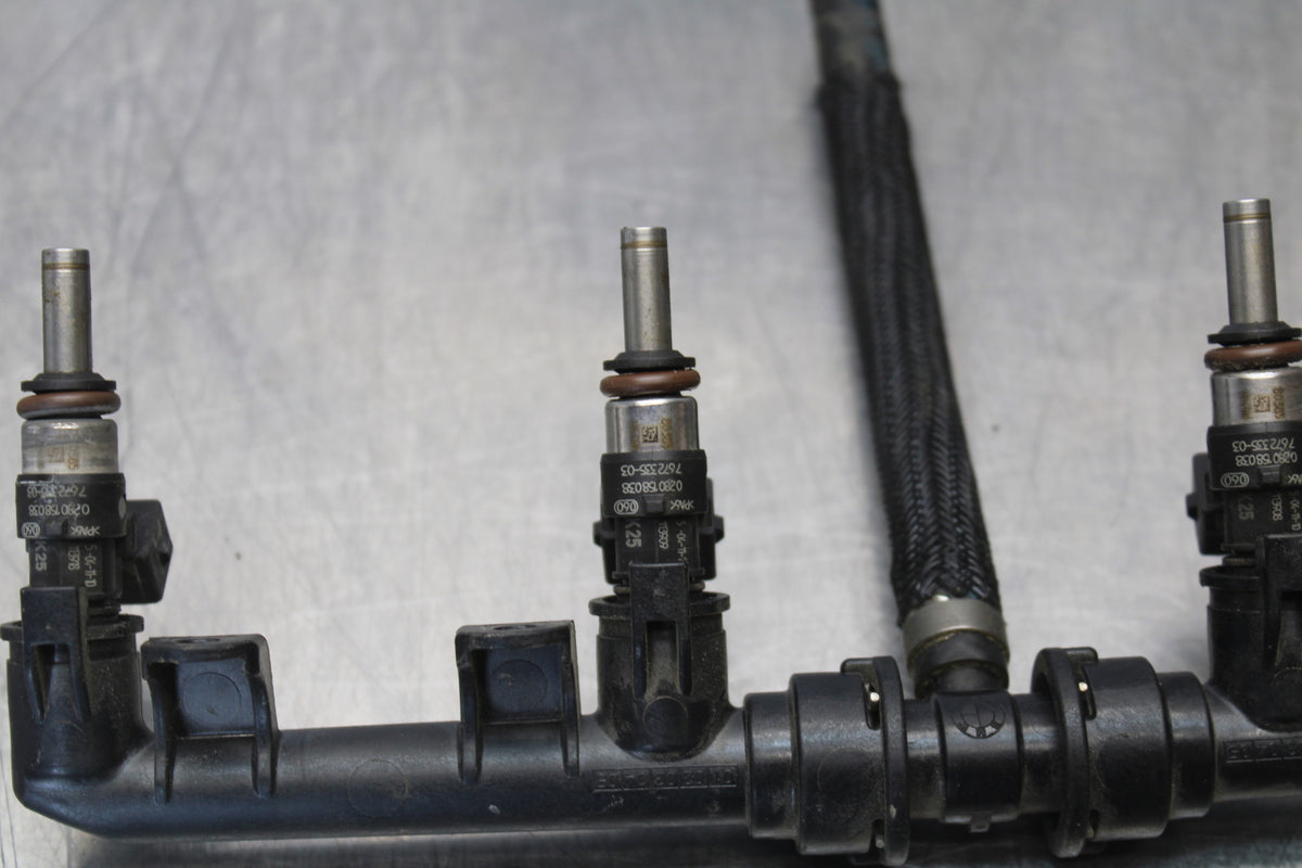10-11 BMW S1000RR SECONDARY FUEL INJECTORS TOP AIRBOX GAS RAIL BB168