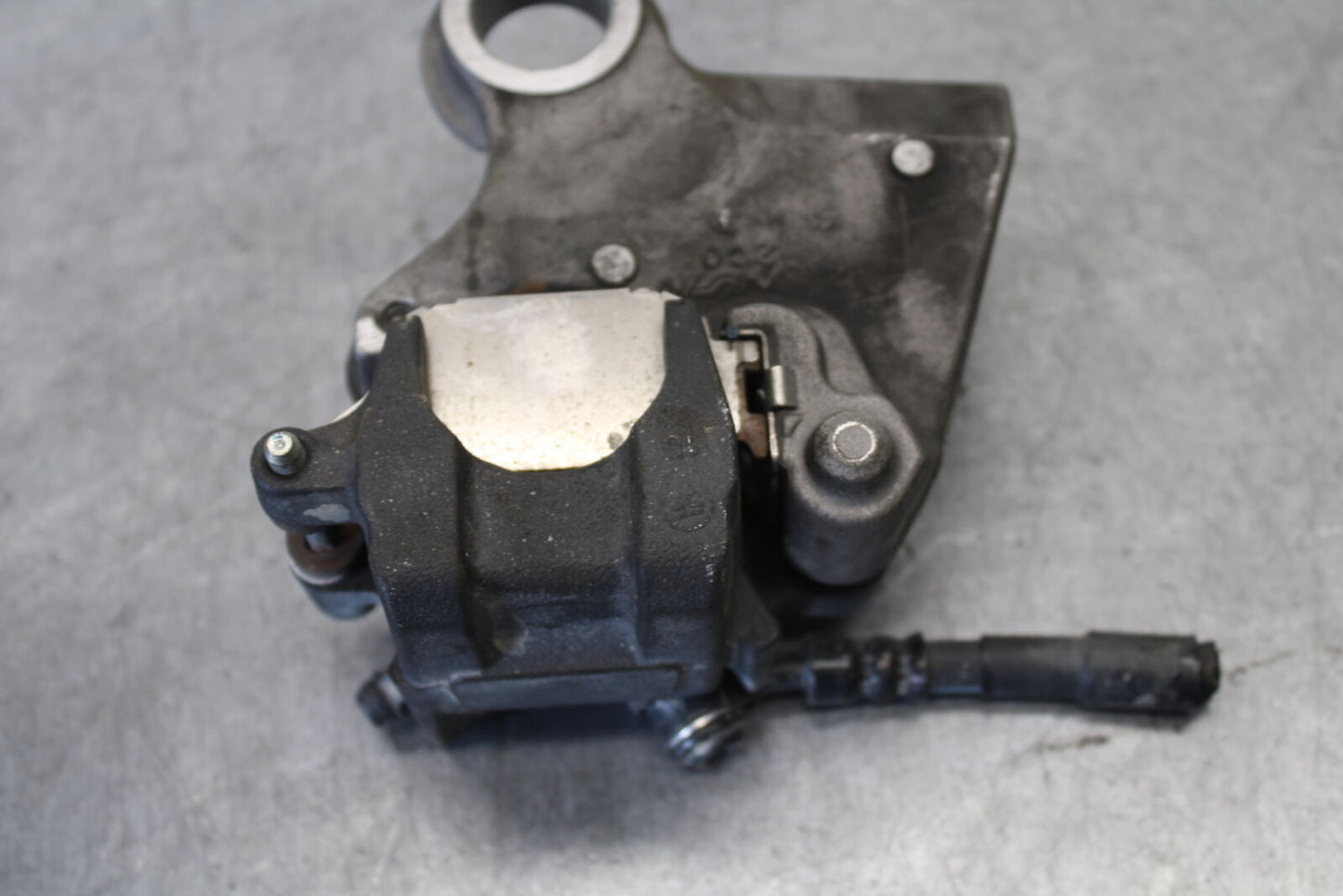 08-17 YAMAHA YZF R6 REAR BACK BRAKE CALIPER W MOUNT BRACKET 2C0-2580W-00-00