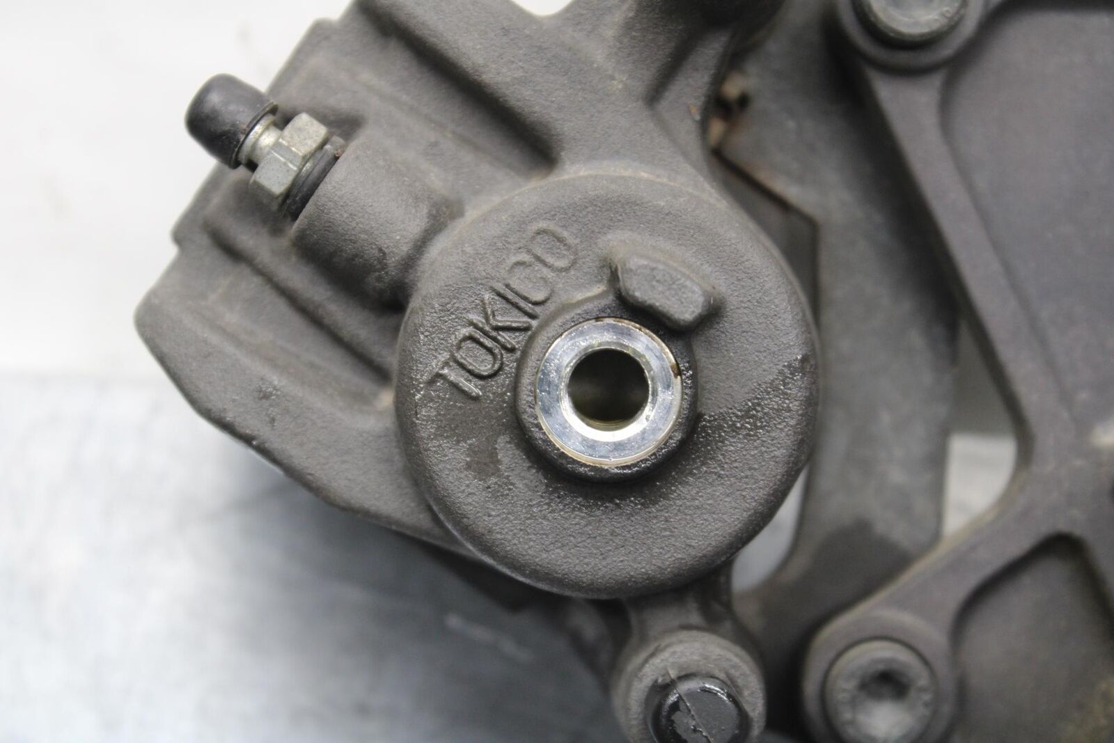 2011 Kawasaki Ninja ZX6R ZX600R REAR BACK BRAKE CALIPER W MOUNT BRACKET BB587