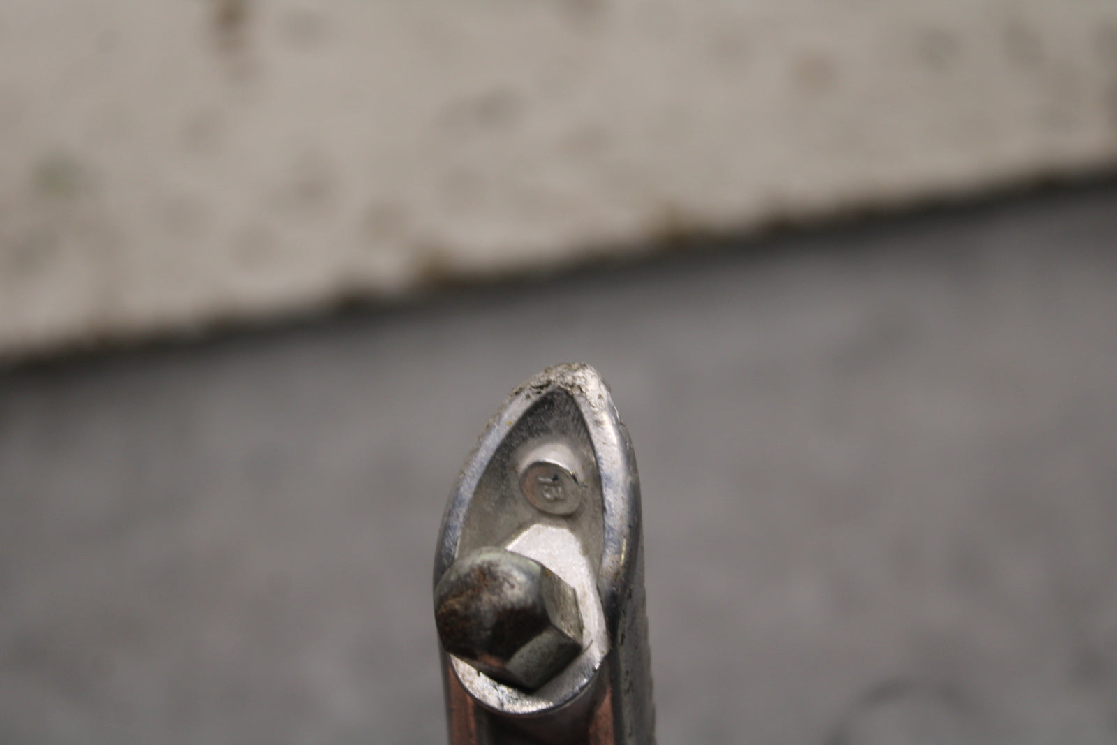 06-07 SUZUKI GSXR750 RIGHT FRONT FOOT REST PEG STEP BB110