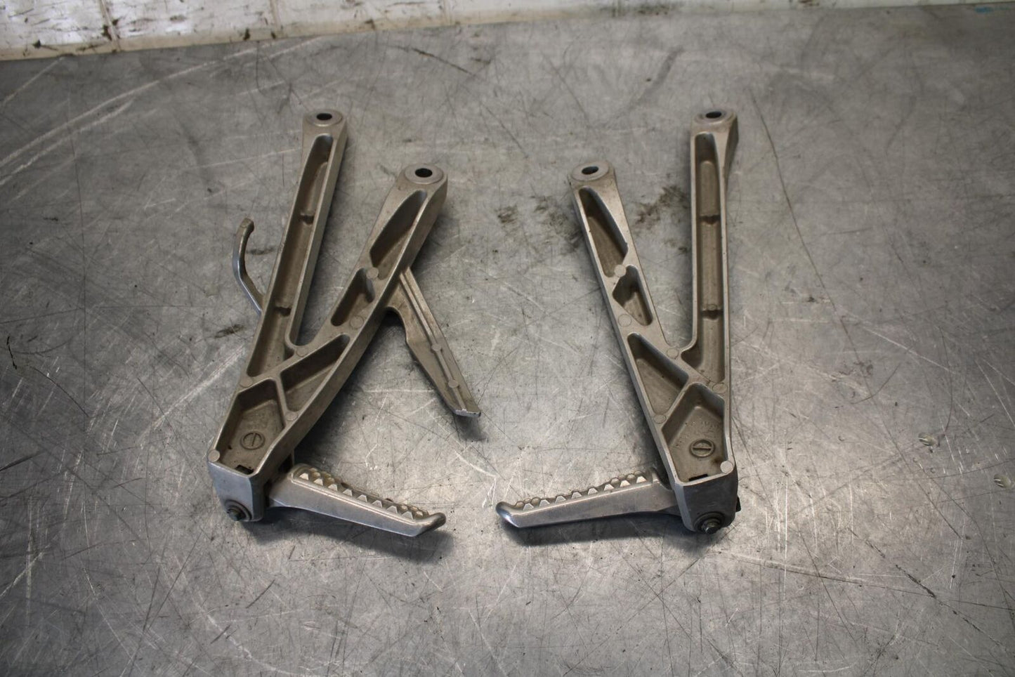 2011 Honda CBR600RR REAR BACK PASSENGER PEG SET PAIR 50720-MEL-305 BB520