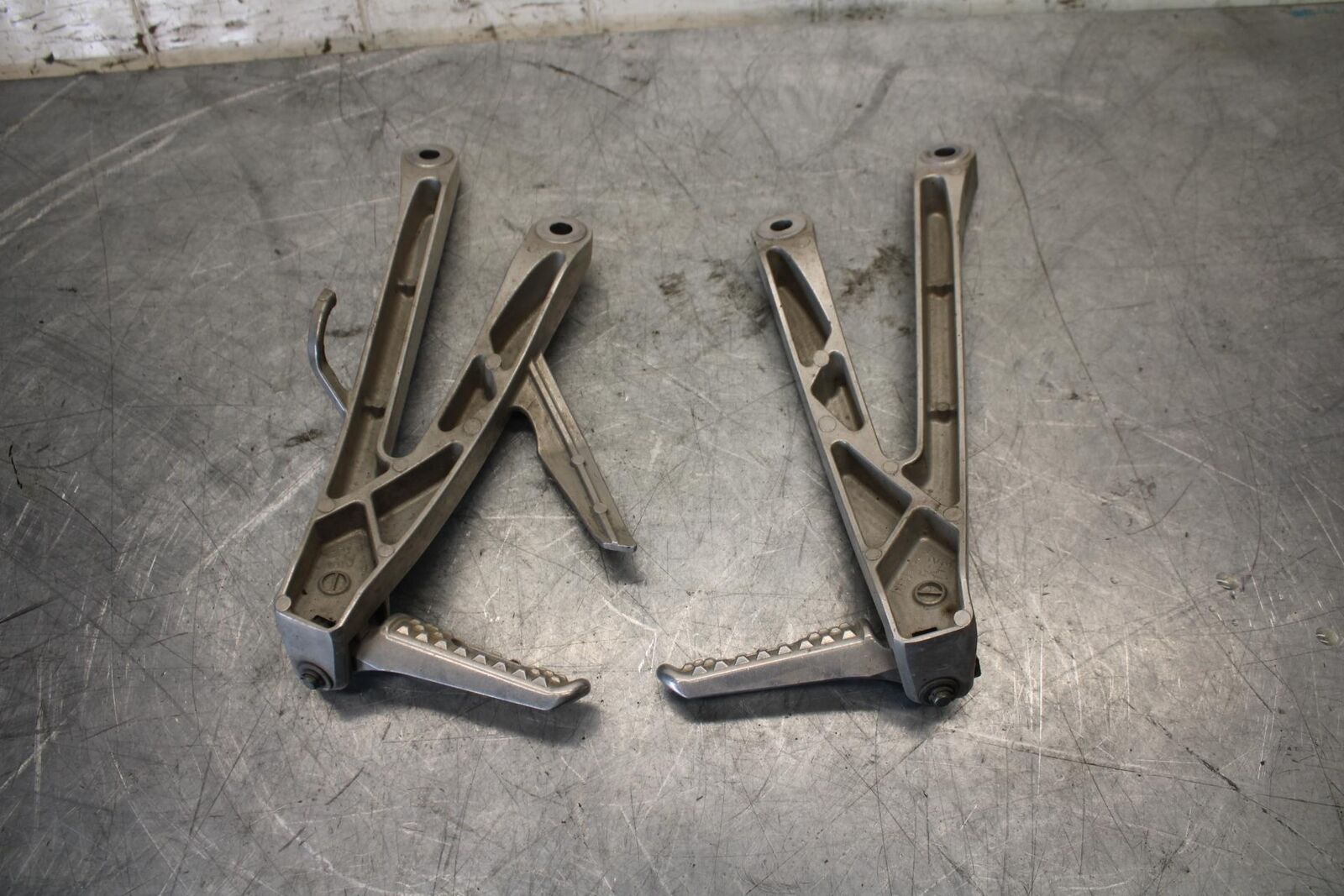 2011 Honda CBR600RR REAR BACK PASSENGER PEG SET PAIR 50720-MEL-305 BB520