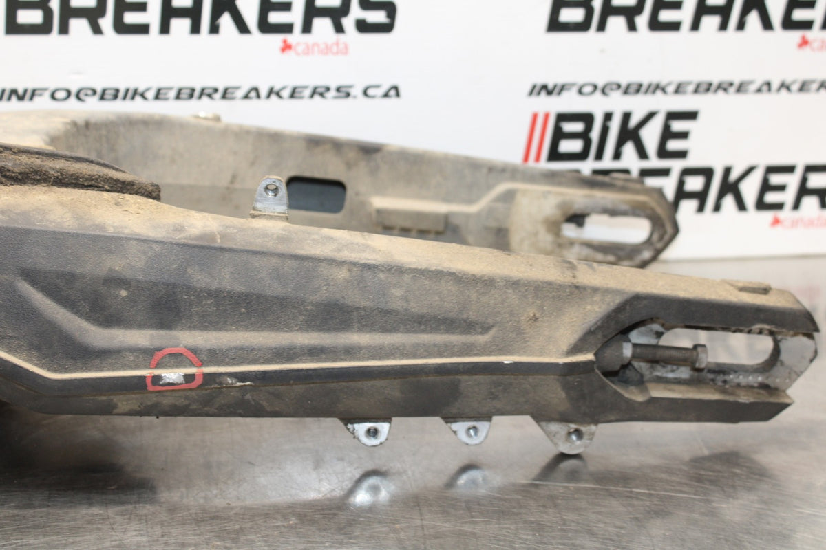 15 TRIUMPH TIGER 800 REAR SWINGARM BACK SUSPENSION SWING ARM BB873