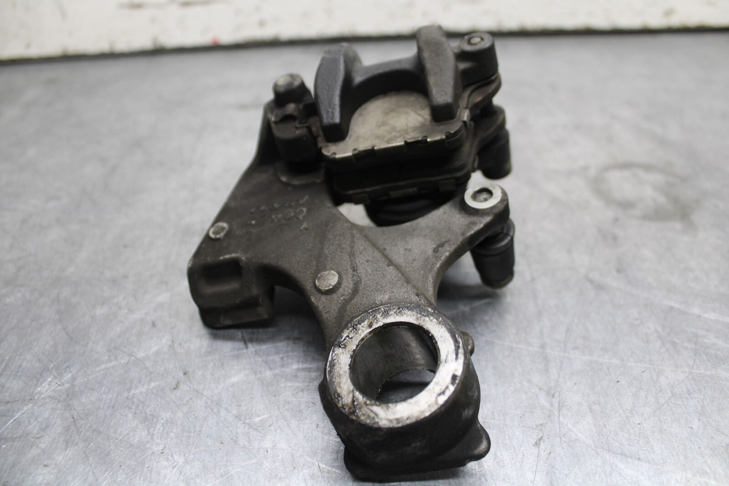 11-24 SUZUKI GSXR750 REAR BRAKE CALIPER W MOUNT BRACKET 69100-47H10-999  BB714