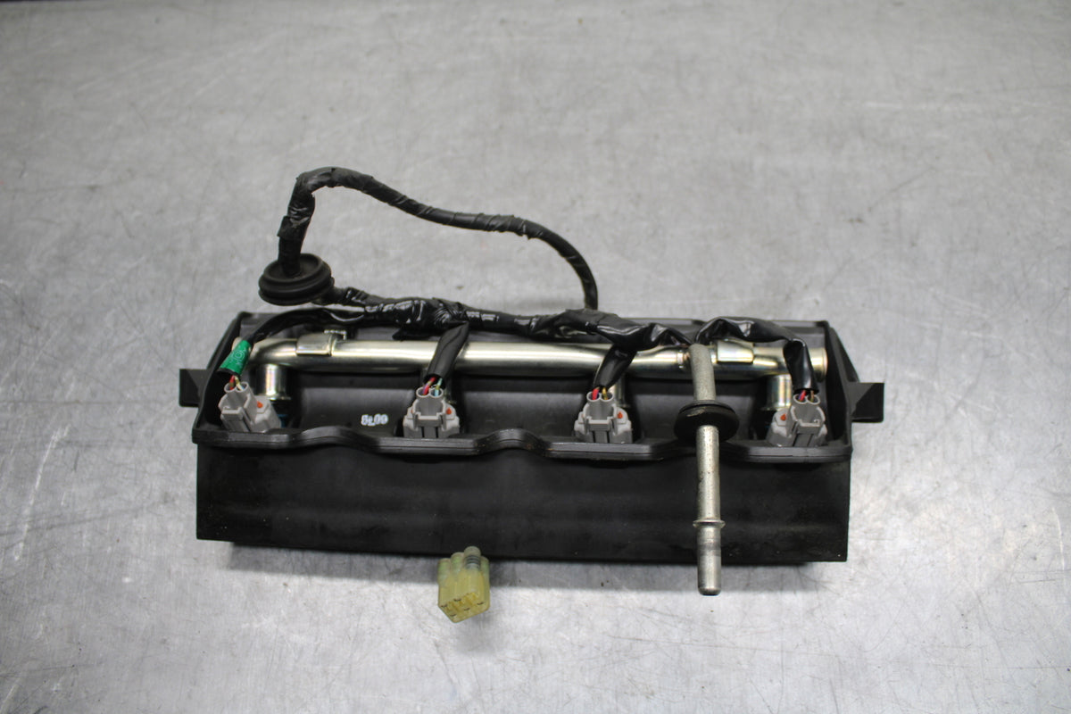 06 YAMAHA YZF R6 SECONDARY FUEL INJECTORS TOP AIRBOX GAS RAIL BB716