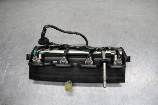06 YAMAHA YZF R6 SECONDARY FUEL INJECTORS TOP AIRBOX GAS RAIL BB716