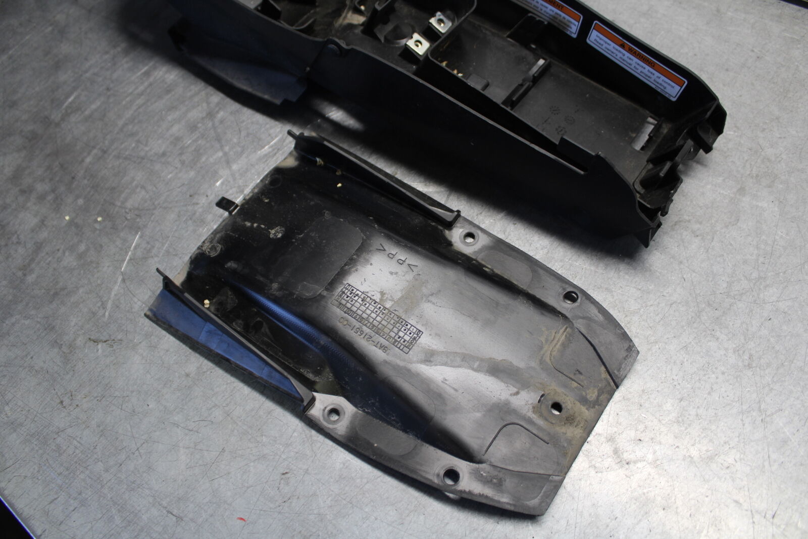 21-24 YAMAHA MT-07 REAR BACK TAIL UNDERTAIL BATTERY TRAY PLASTIC BB662