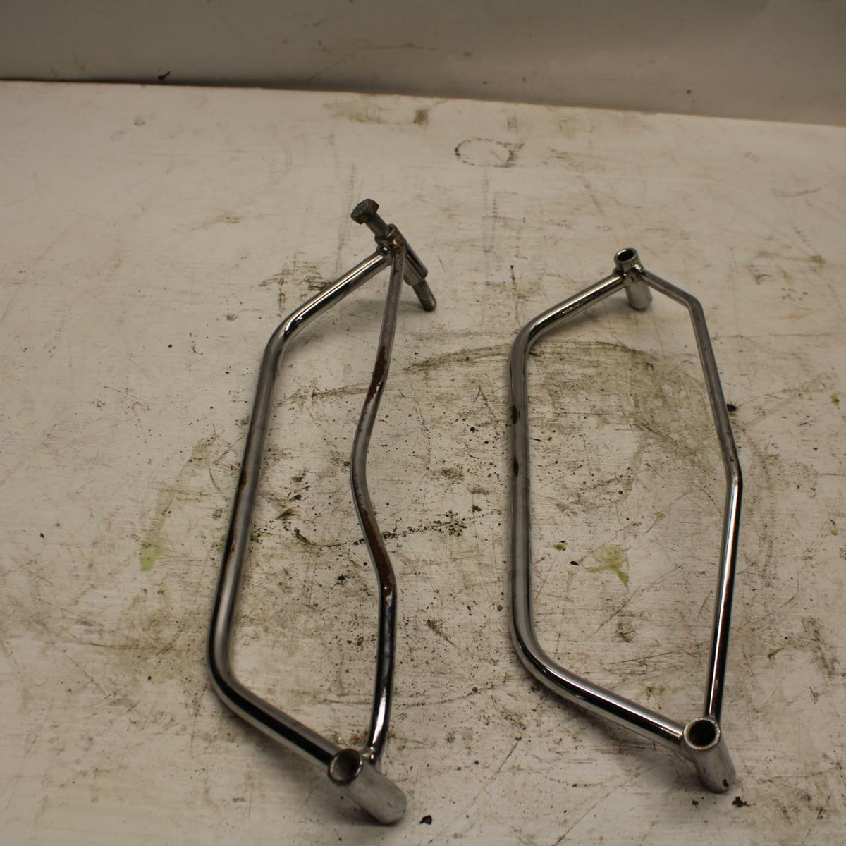 06 HONDA SHADOW 750 VT750C SADDLEBAG CASE MOUNTING BRACKET MOUNT BB352